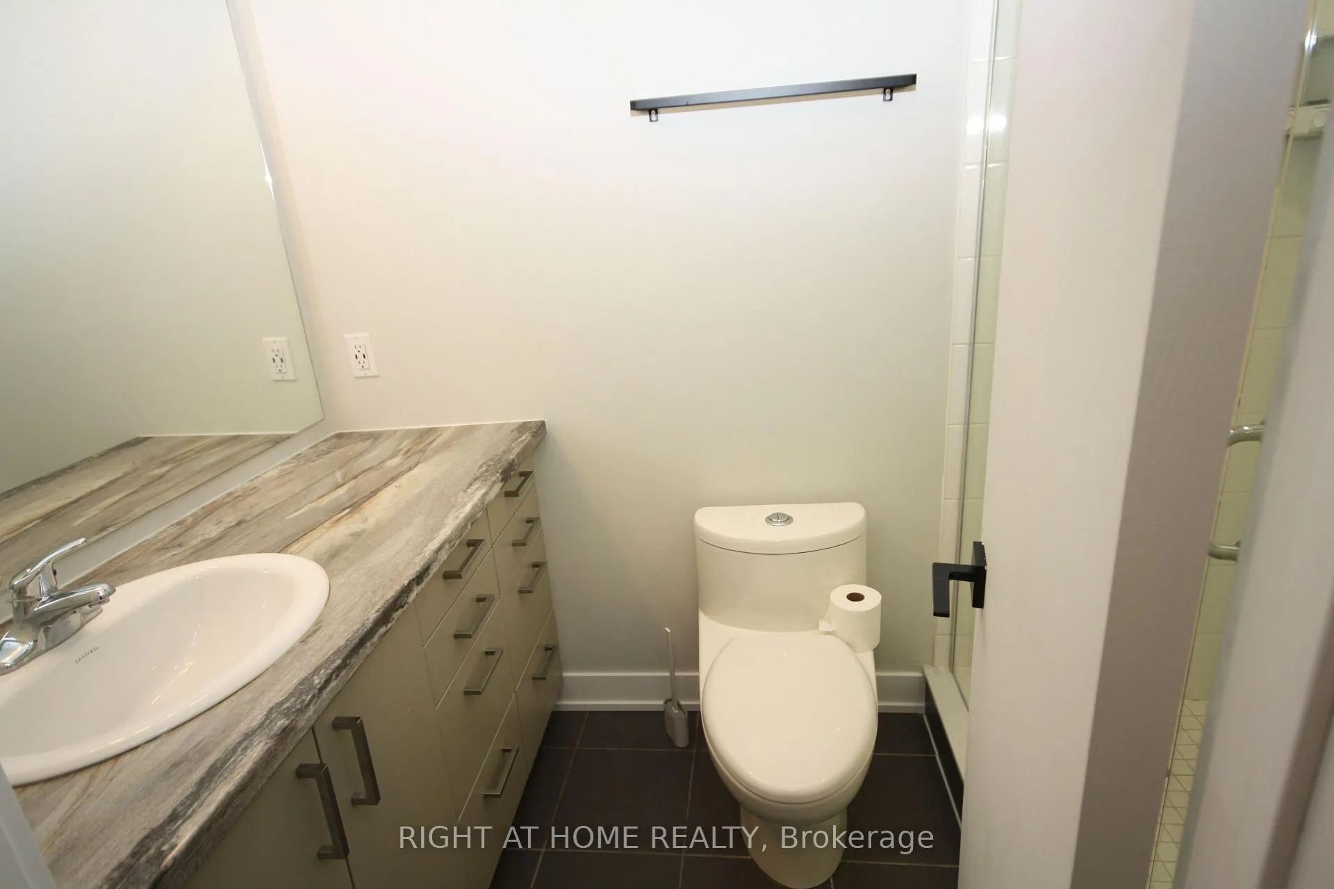 Photo 18 of Unit 108, 5 Chef Lane, Barrie, Rural Barrie Southeast — HOMEH