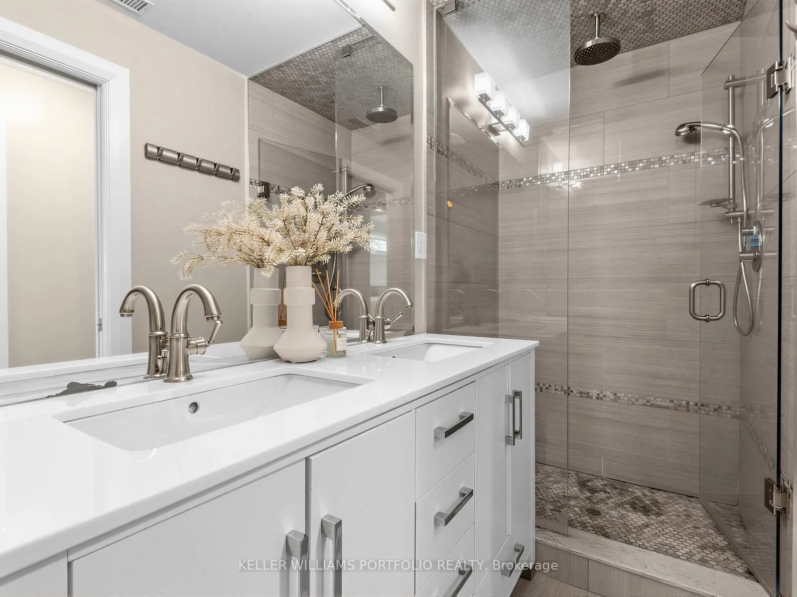 Photo 18 of 81 Lynnhaven Road N, Toronto, Englemount-Lawrence — HOMEH