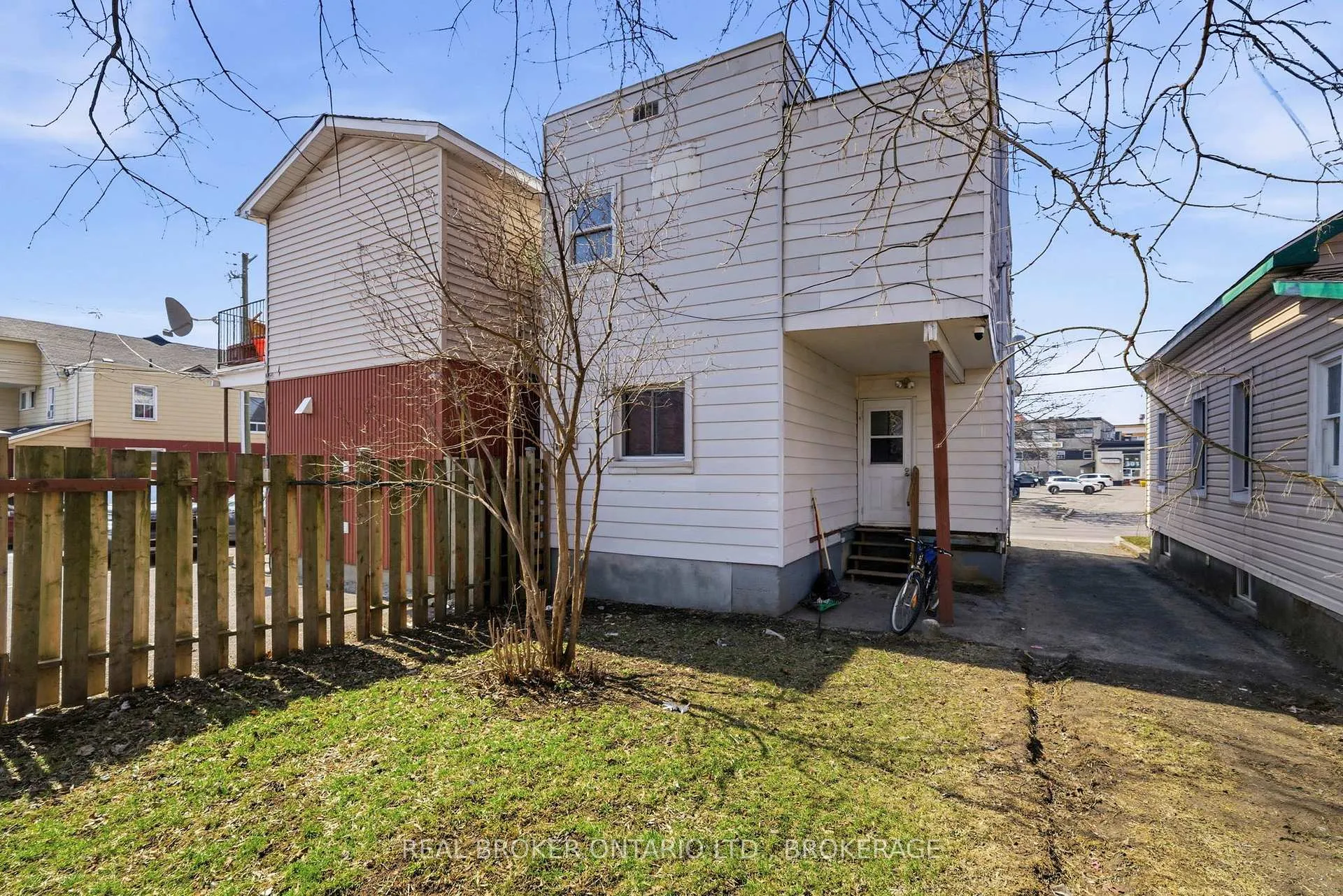 Photo 2 of 302 Mcconnell Avenue, Cornwall — HOMEH