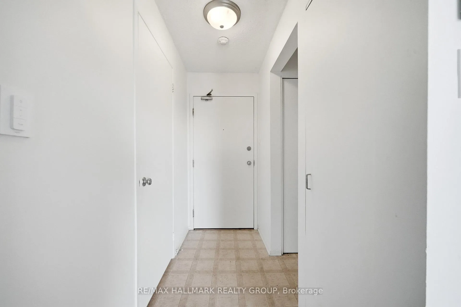 Photo 3 of 270 Brittany Drive, Ottawa, Viscount Alexander Park — HOMEH