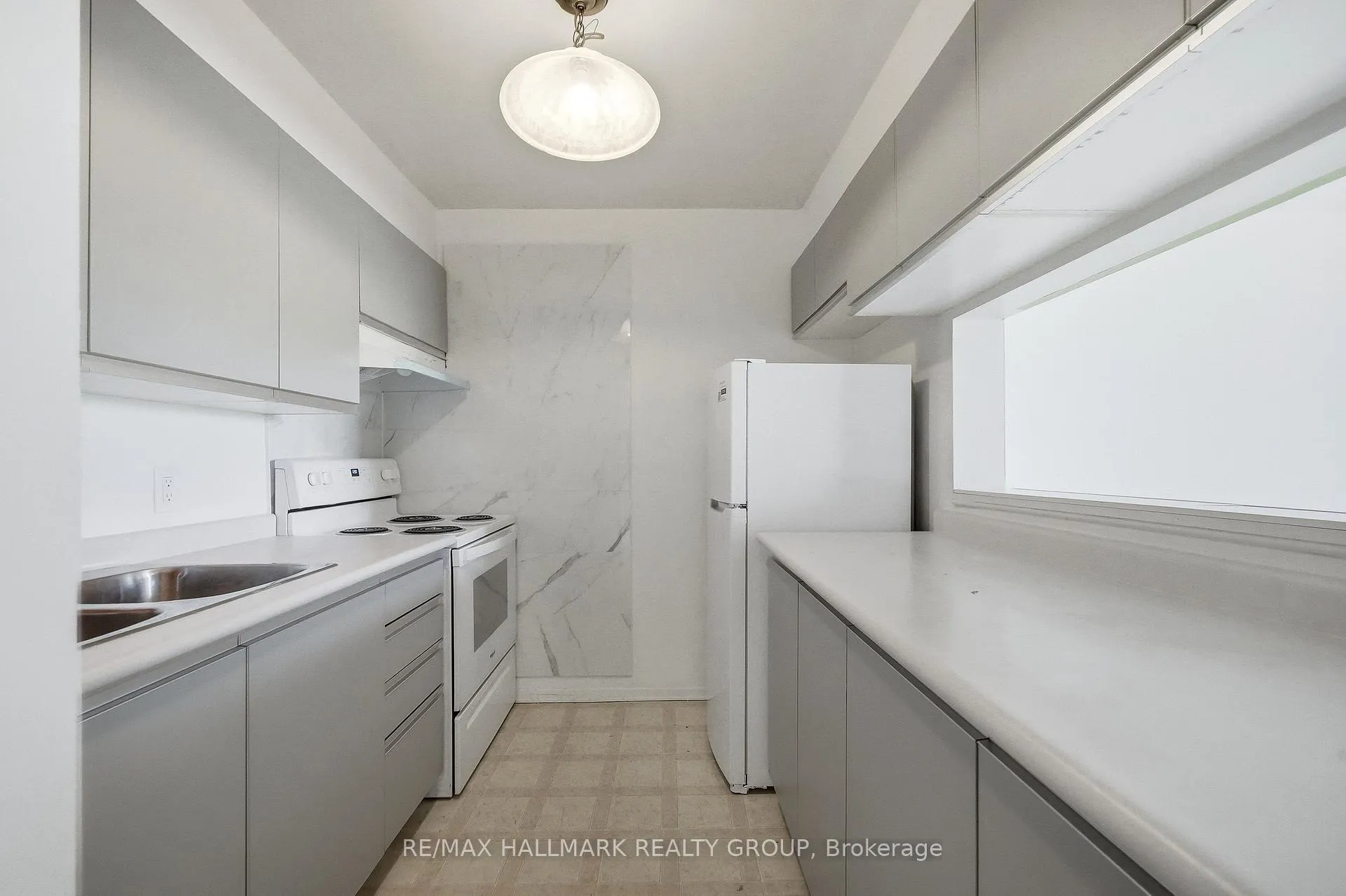 Photo 4 of 270 Brittany Drive, Ottawa, Viscount Alexander Park — HOMEH