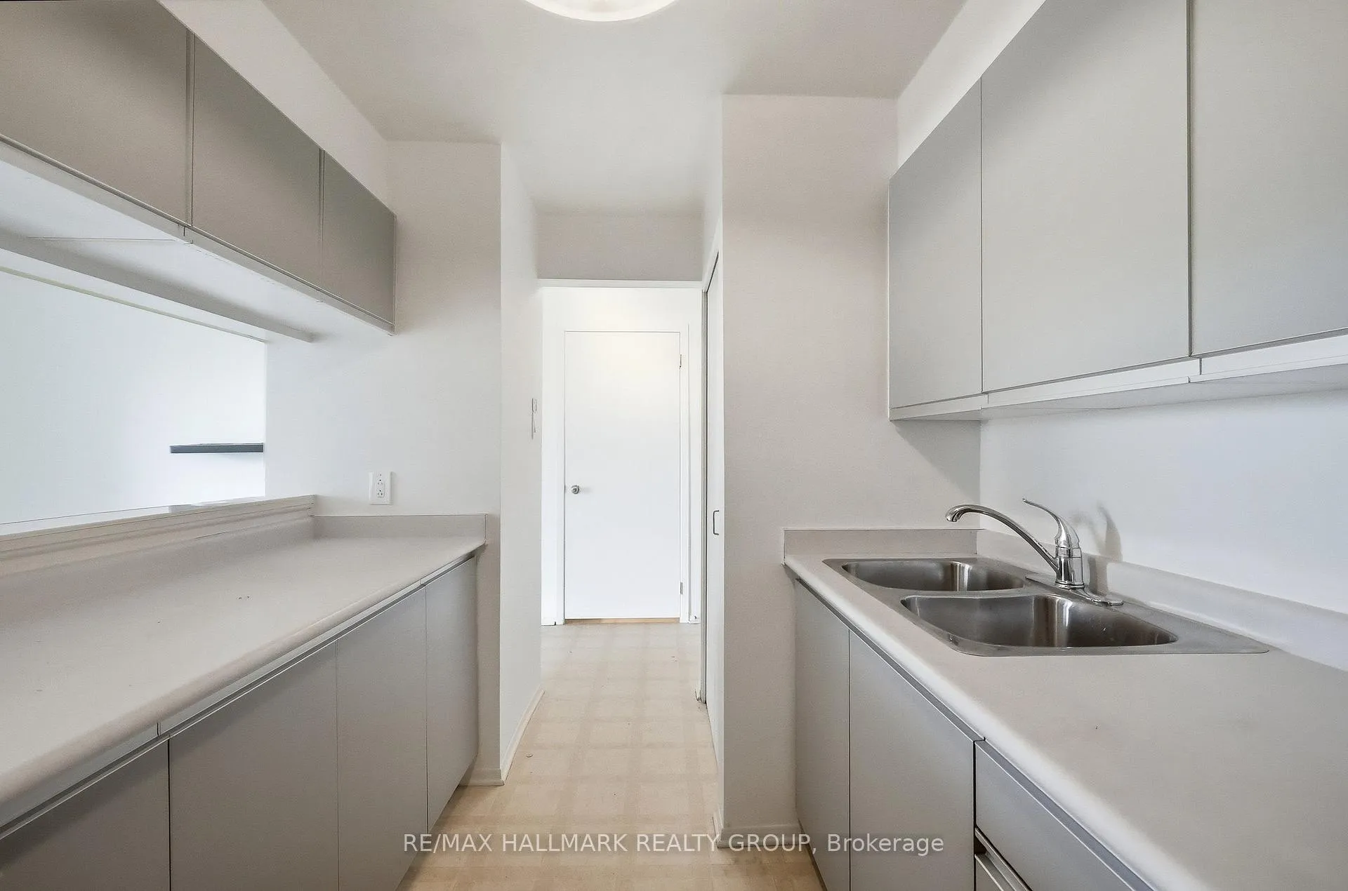 Photo 5 of 270 Brittany Drive, Ottawa, Viscount Alexander Park — HOMEH