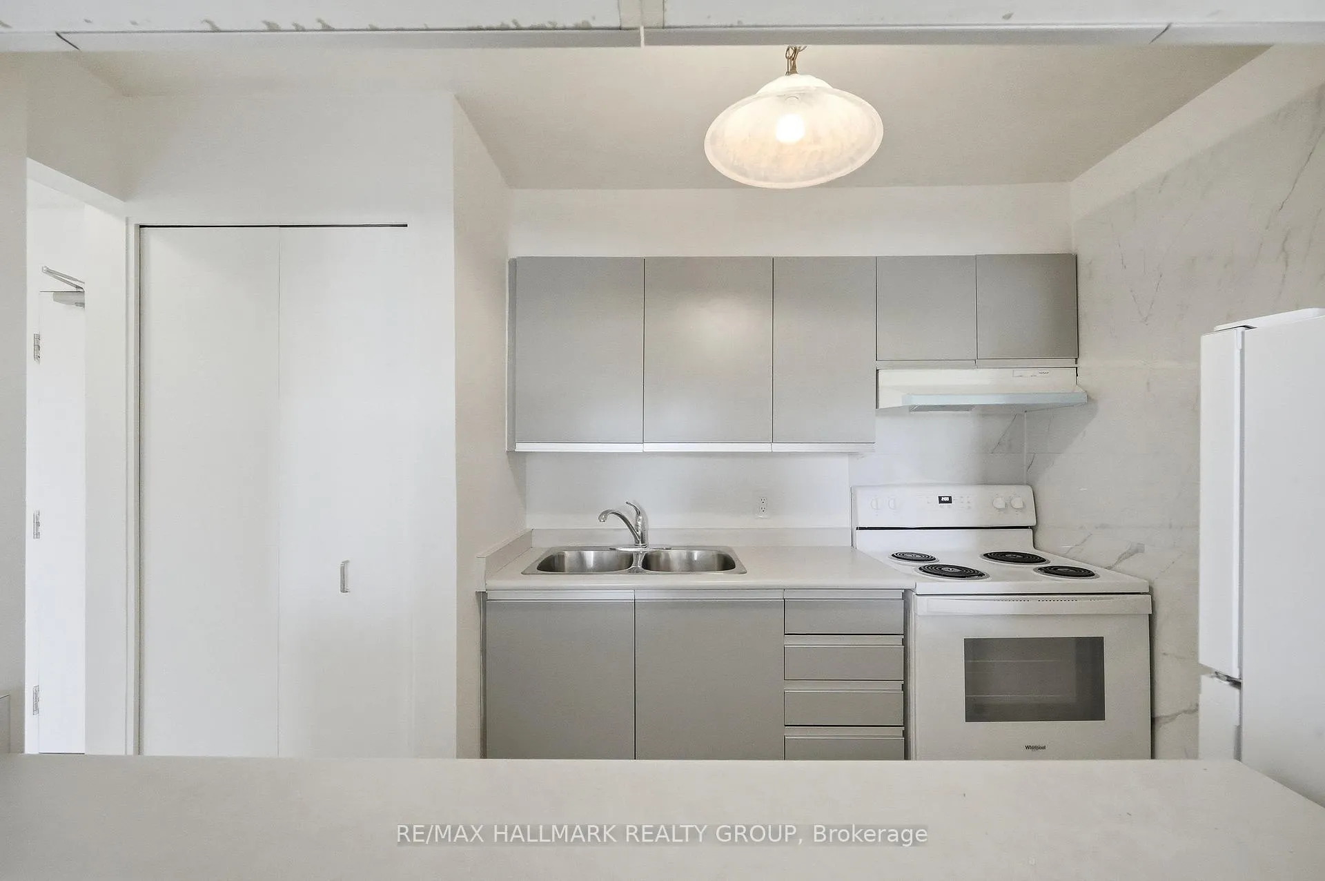 Photo 6 of 270 Brittany Drive, Ottawa, Viscount Alexander Park — HOMEH