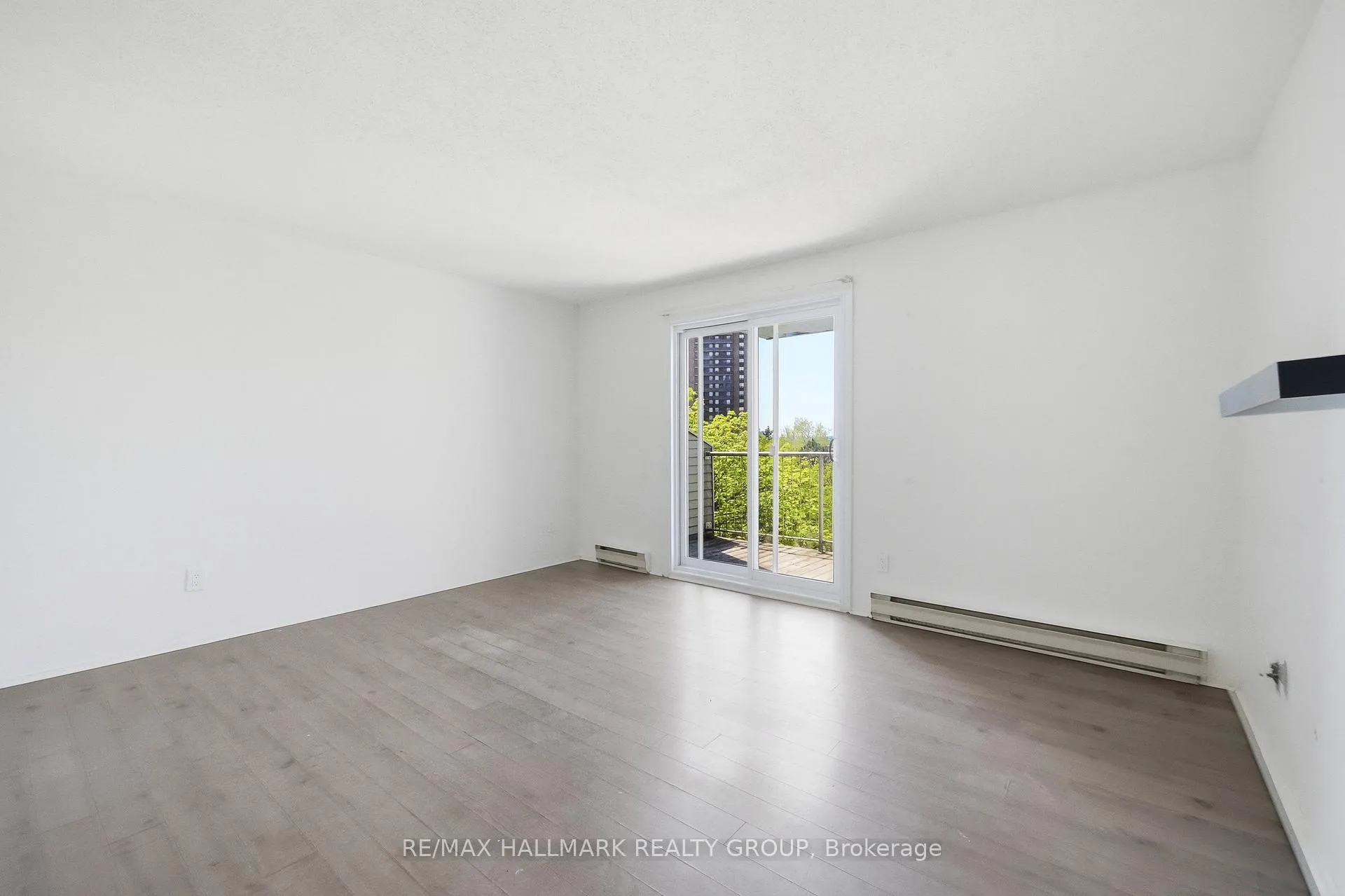 Photo 7 of 270 Brittany Drive, Ottawa, Viscount Alexander Park — HOMEH