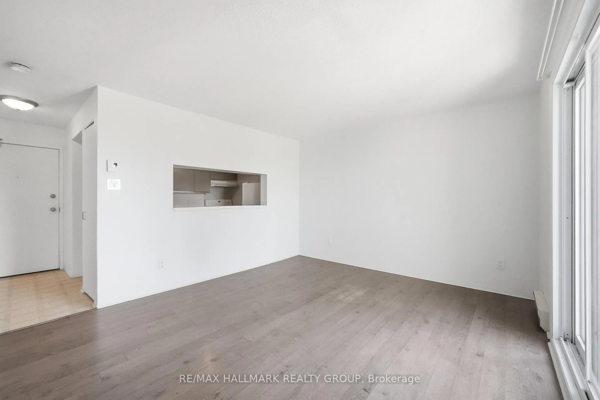 Photo 9 of 270 Brittany Drive, Ottawa, Viscount Alexander Park — HOMEH