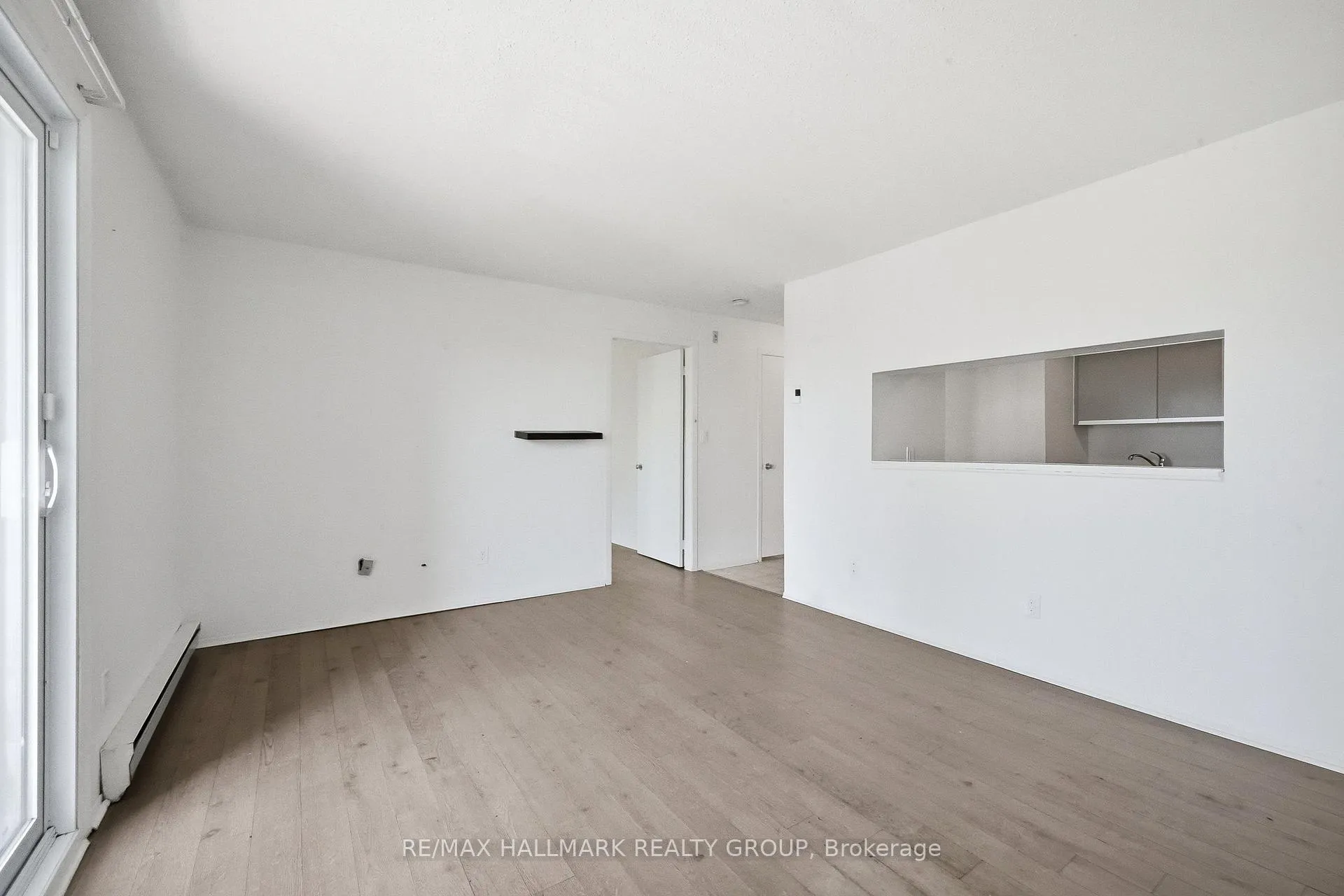 Photo 10 of 270 Brittany Drive, Ottawa, Viscount Alexander Park — HOMEH