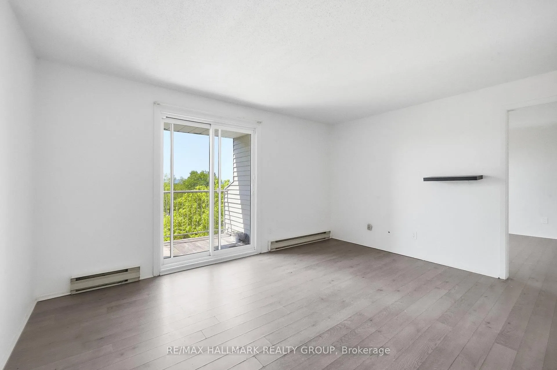 Photo 11 of 270 Brittany Drive, Ottawa, Viscount Alexander Park — HOMEH