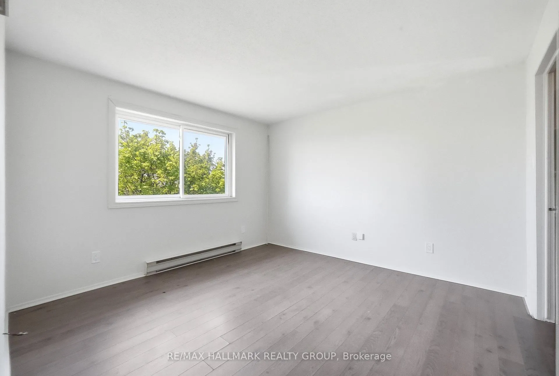 Photo 12 of 270 Brittany Drive, Ottawa, Viscount Alexander Park — HOMEH