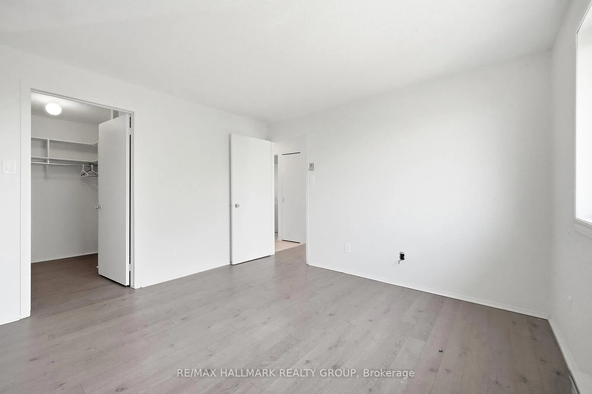Photo 14 of 270 Brittany Drive, Ottawa, Viscount Alexander Park — HOMEH