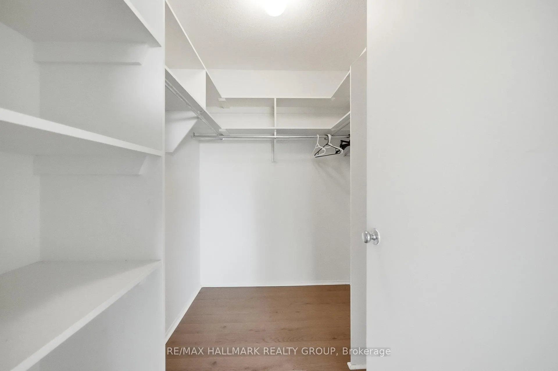Photo 15 of 270 Brittany Drive, Ottawa, Viscount Alexander Park — HOMEH