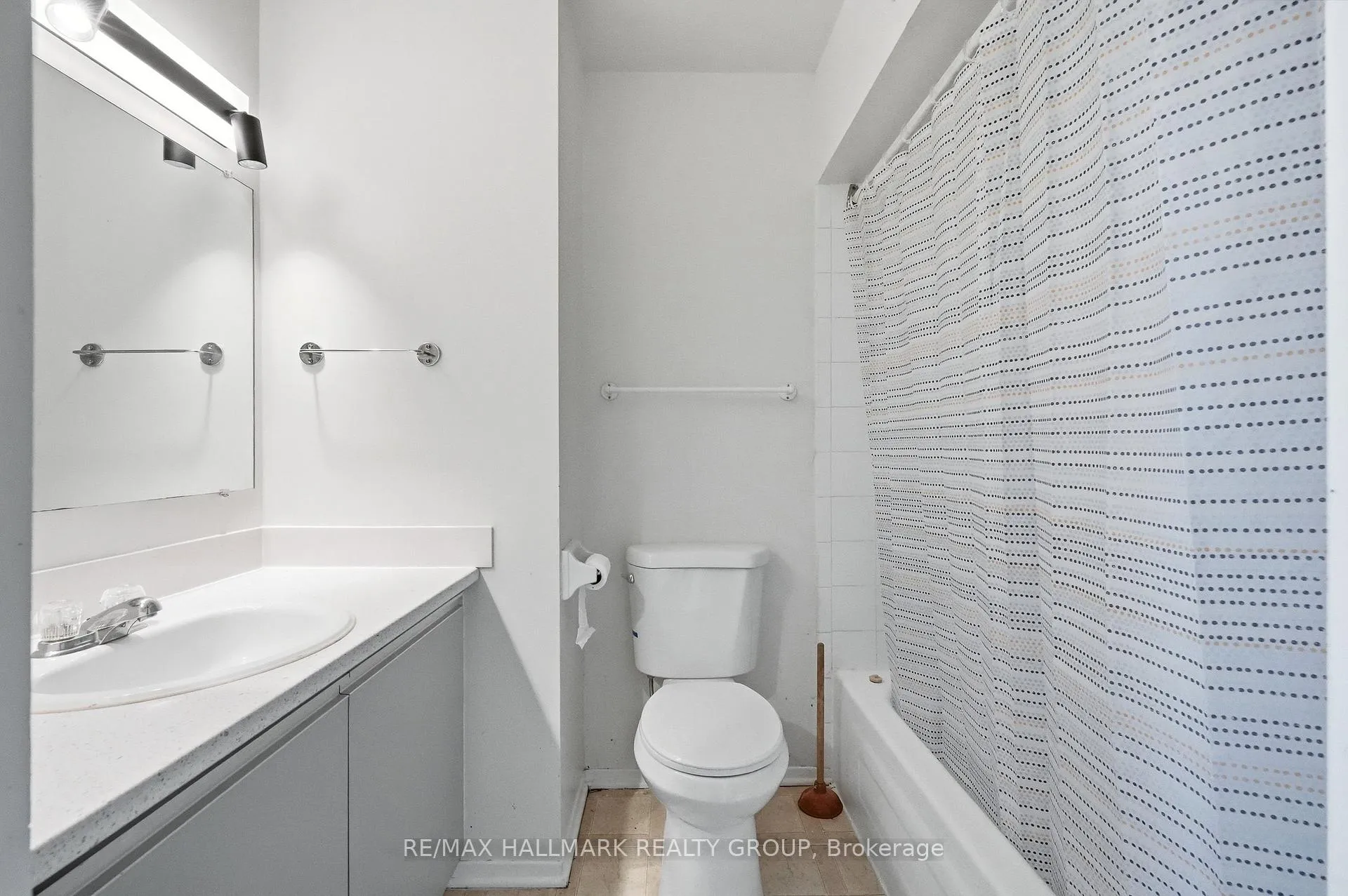Photo 16 of 270 Brittany Drive, Ottawa, Viscount Alexander Park — HOMEH