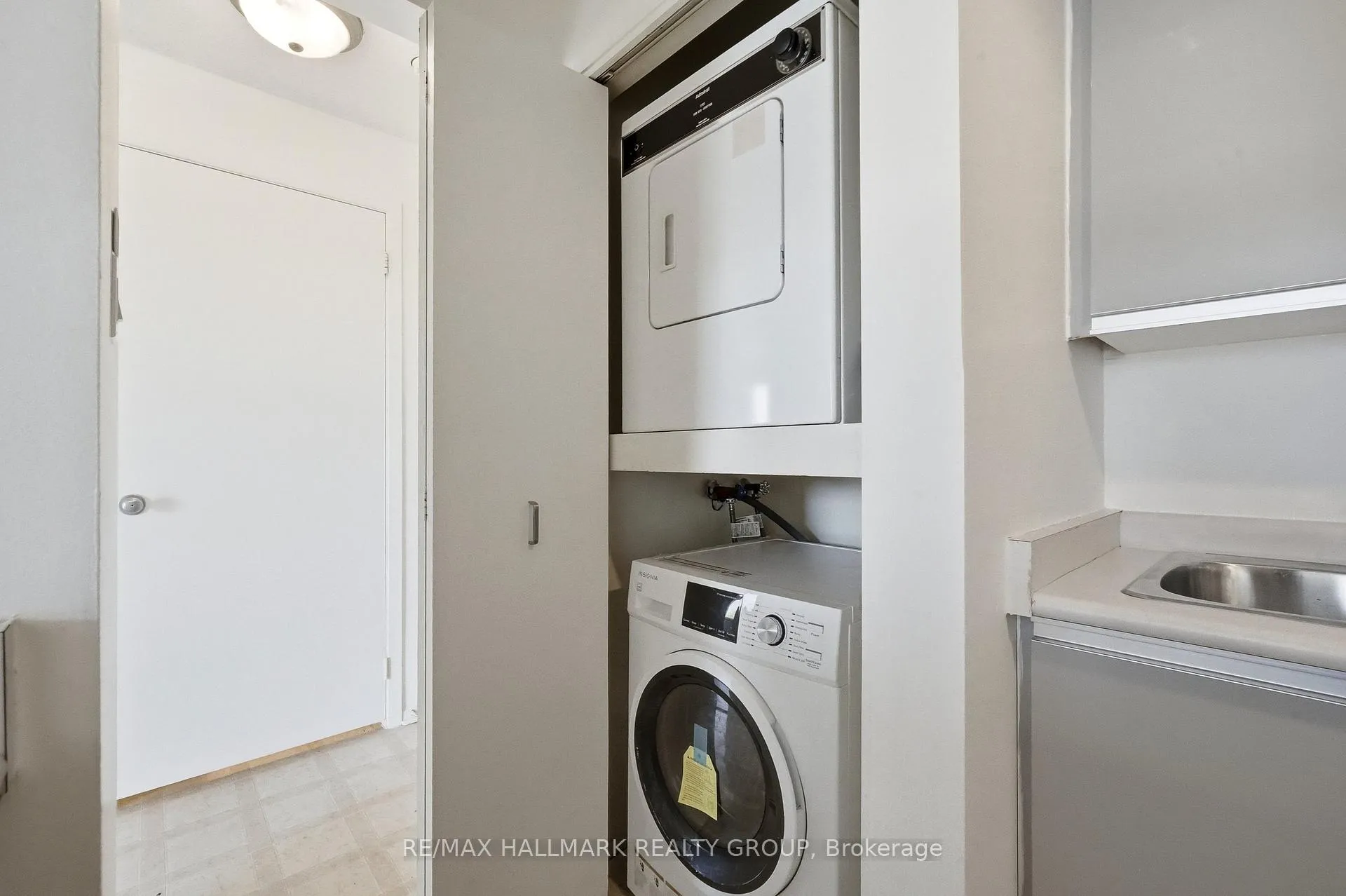 Photo 17 of 270 Brittany Drive, Ottawa, Viscount Alexander Park — HOMEH