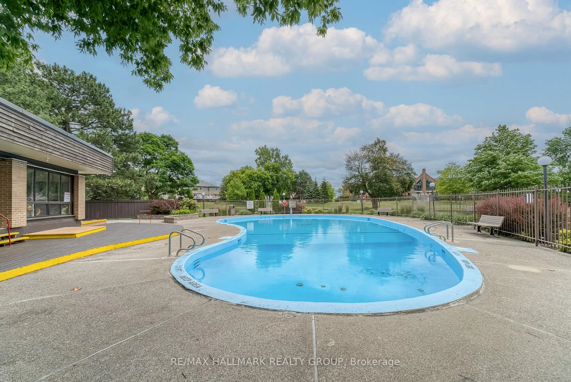 Photo 19 of 270 Brittany Drive, Ottawa, Viscount Alexander Park — HOMEH