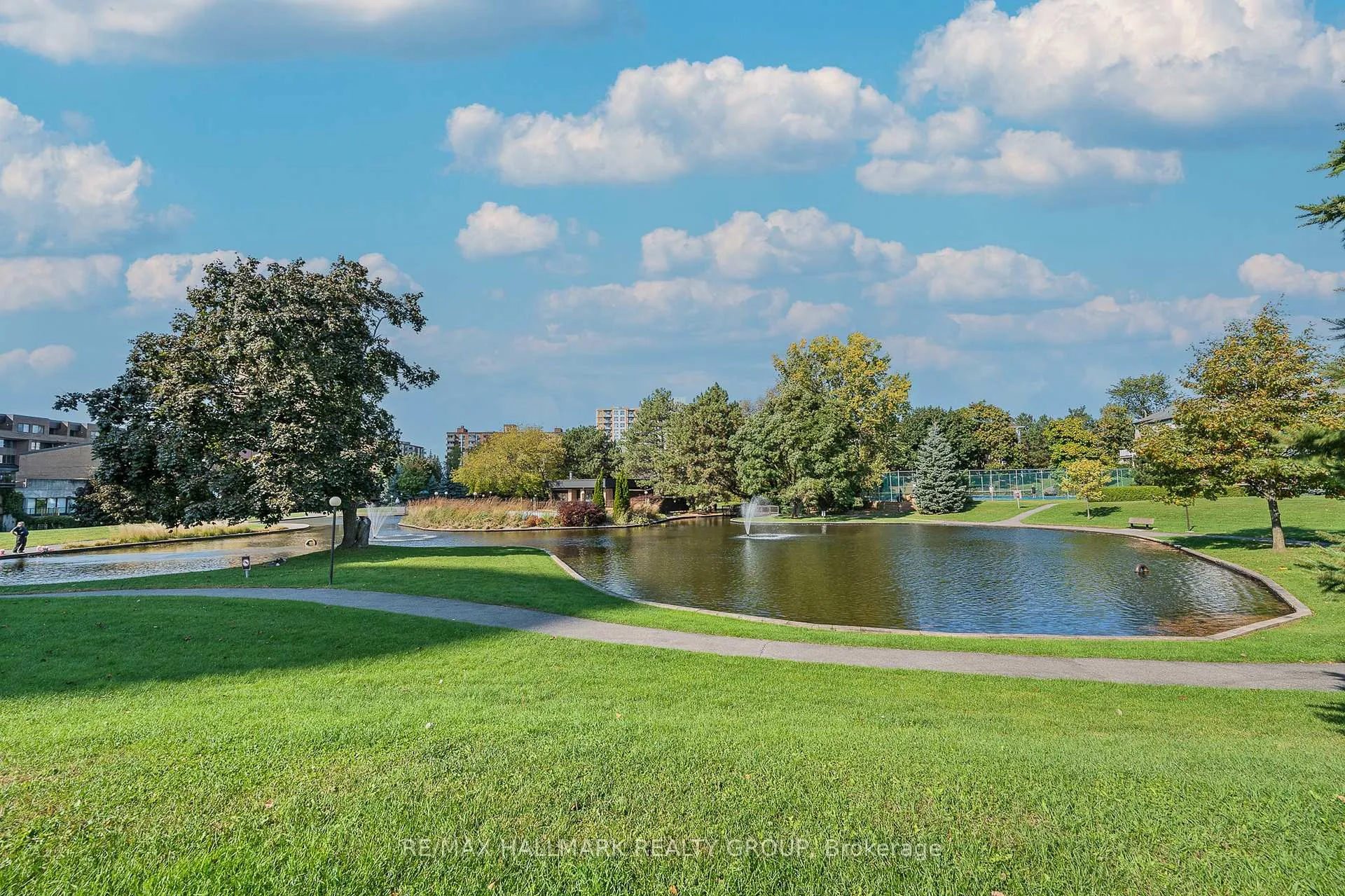 Photo 21 of 270 Brittany Drive, Ottawa, Viscount Alexander Park — HOMEH