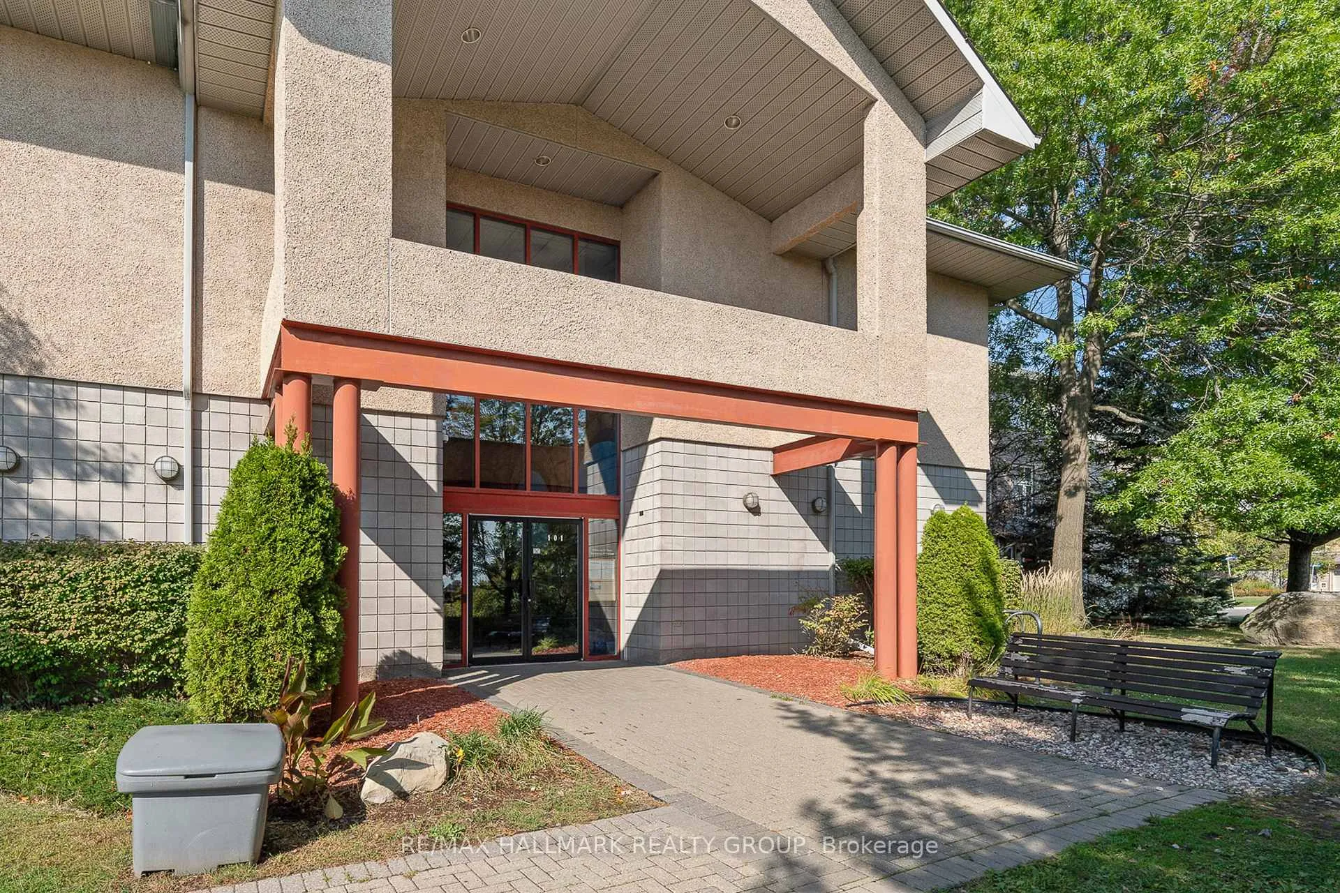 Photo 22 of 270 Brittany Drive, Ottawa, Viscount Alexander Park — HOMEH