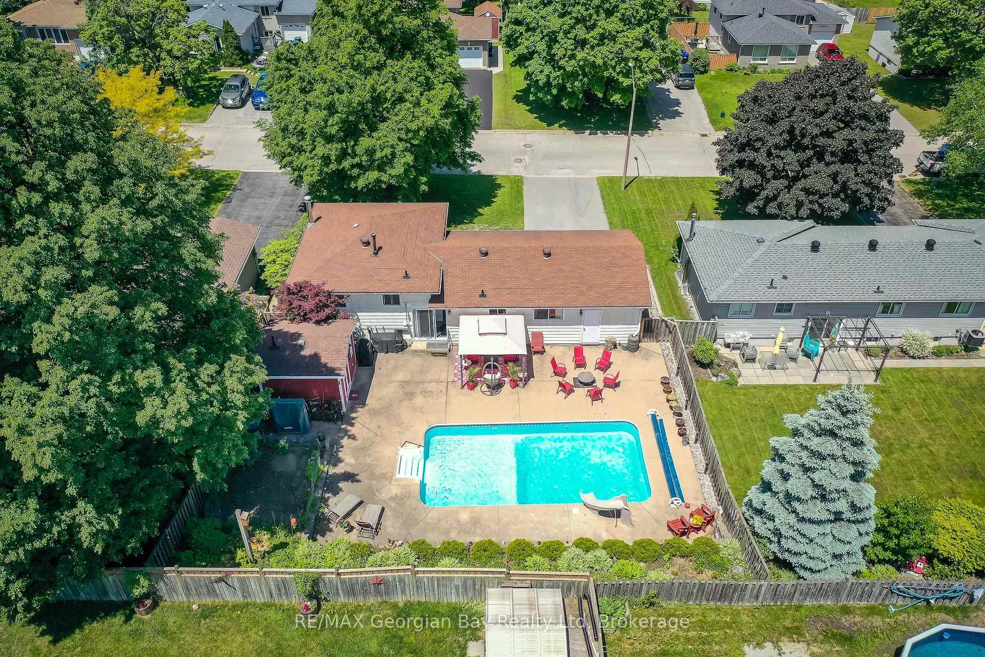 Photo 2 of 1007 Glen Mhor Crescent, Midland — HOMEH