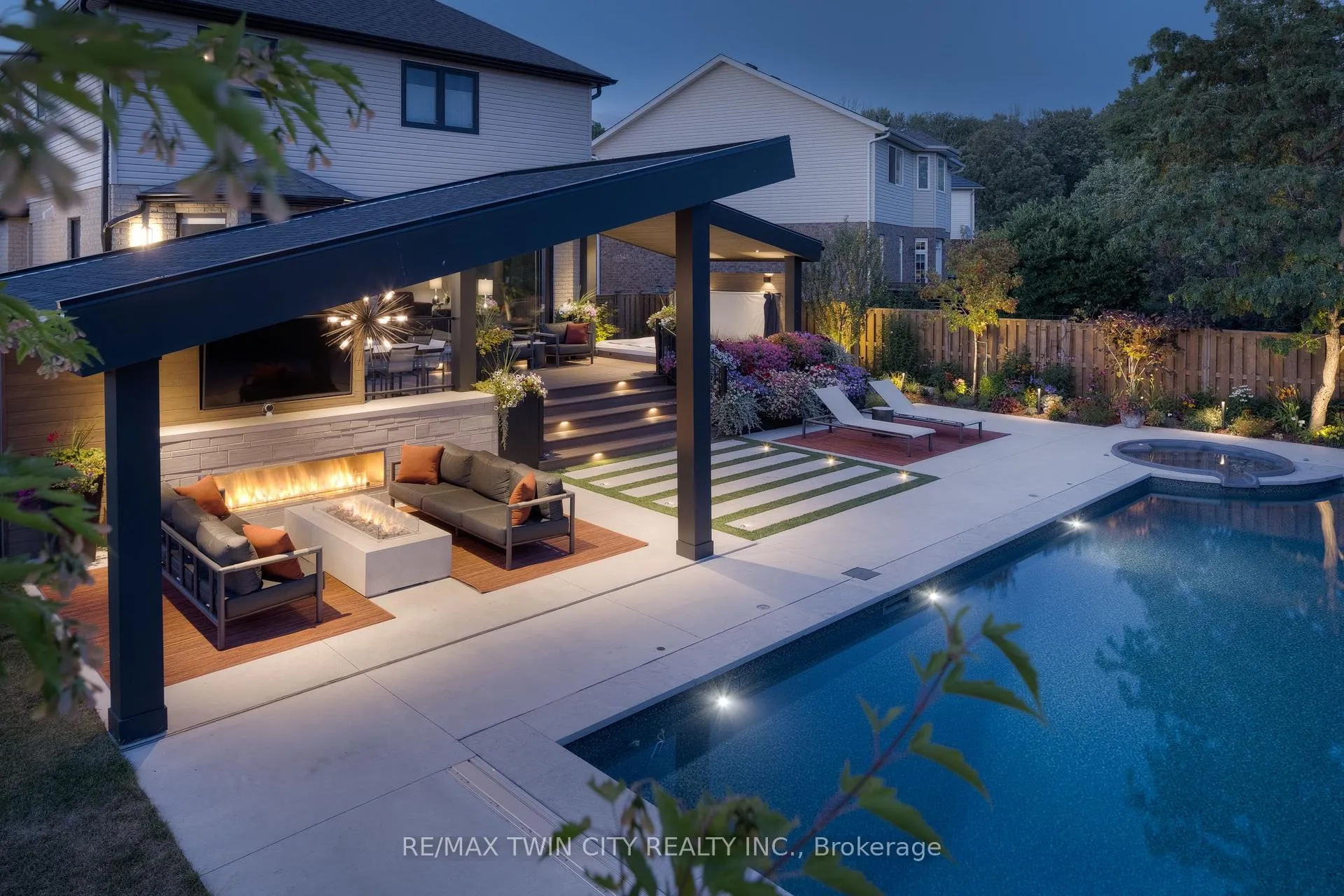 Photo 2 of 701 Breakwater Crescent, Waterloo — HOMEH