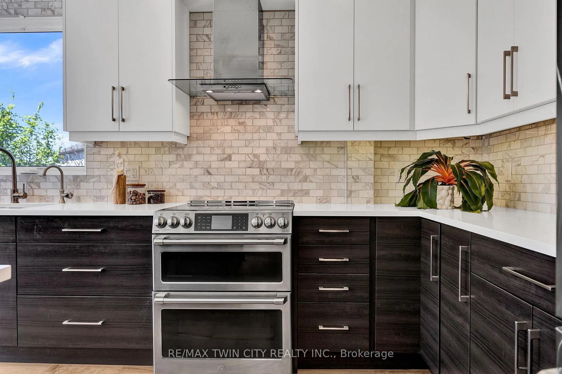 Photo 11 of 701 Breakwater Crescent, Waterloo — HOMEH