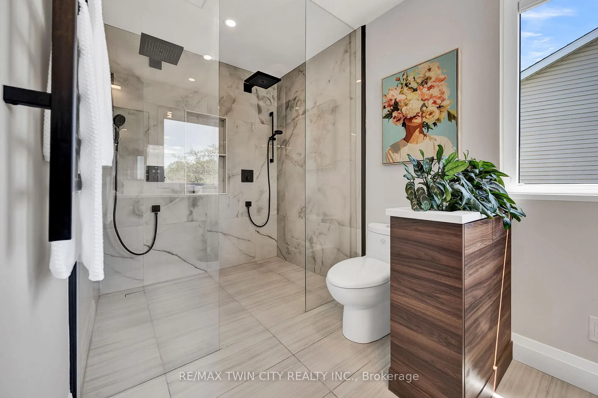Photo 24 of 701 Breakwater Crescent, Waterloo — HOMEH
