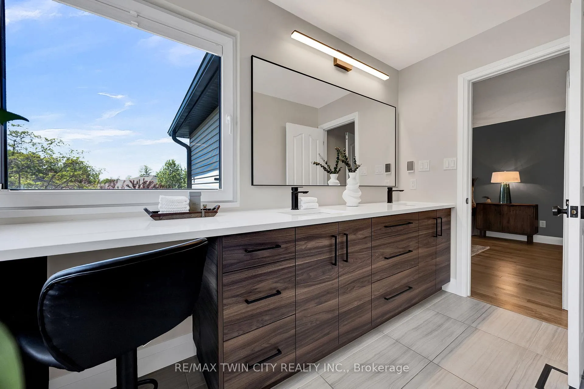 Photo 26 of 701 Breakwater Crescent, Waterloo — HOMEH