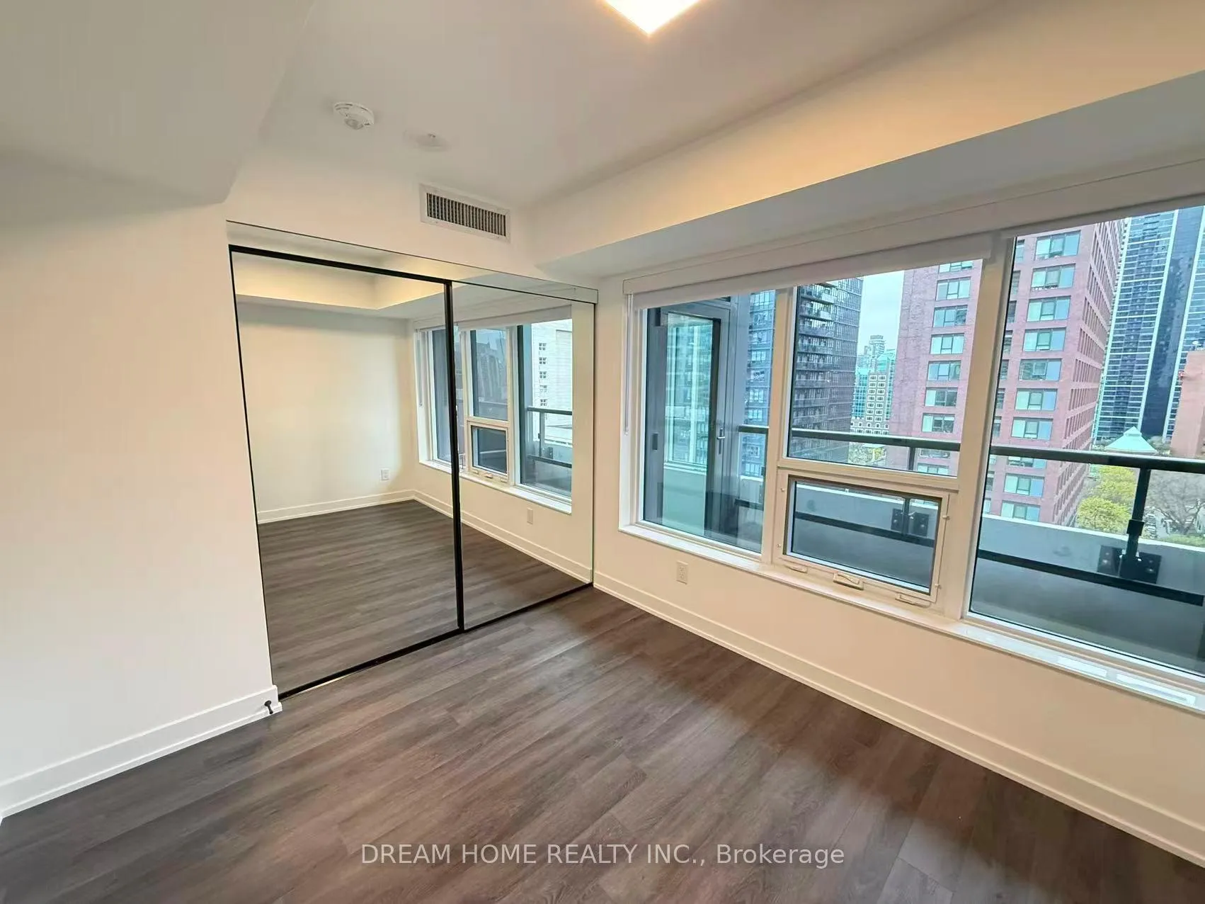 Photo 5 of Unit 1303, 609 Sherborne Street, Toronto, North St. James Town — HOMEH