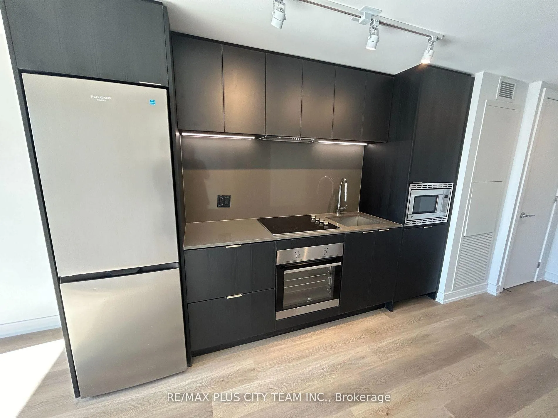 Photo 6 of Unit 527, 1 Jarvis Street E, Hamilton, Beasley — HOMEH