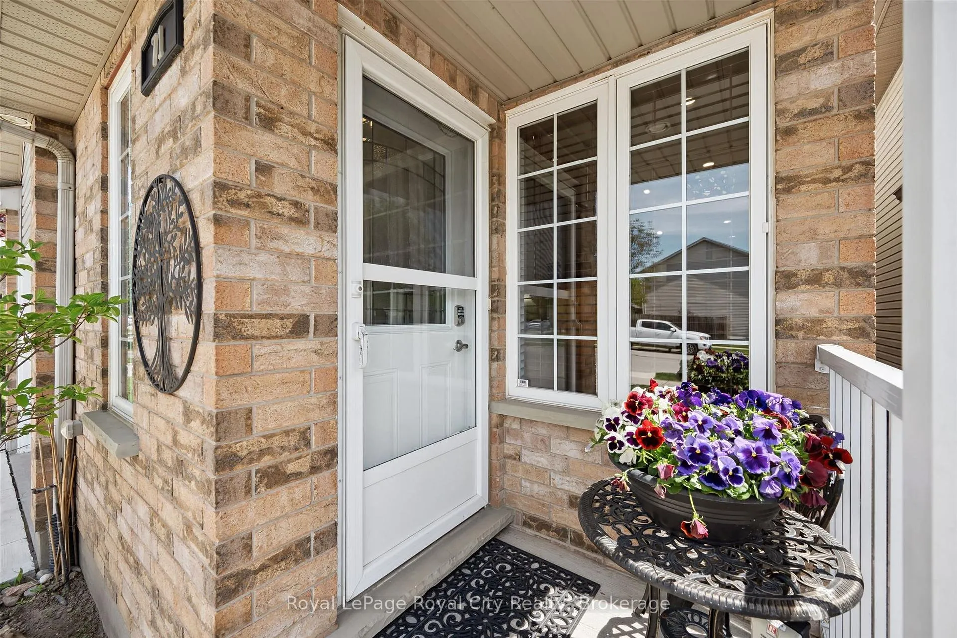 Photo 4 of 71 Doyle Drive, Guelph, Clairfields/Hanlon Business Park — HOMEH