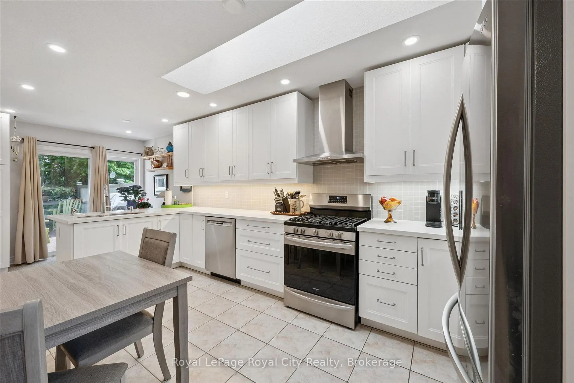 Photo 11 of 71 Doyle Drive, Guelph, Clairfields/Hanlon Business Park — HOMEH