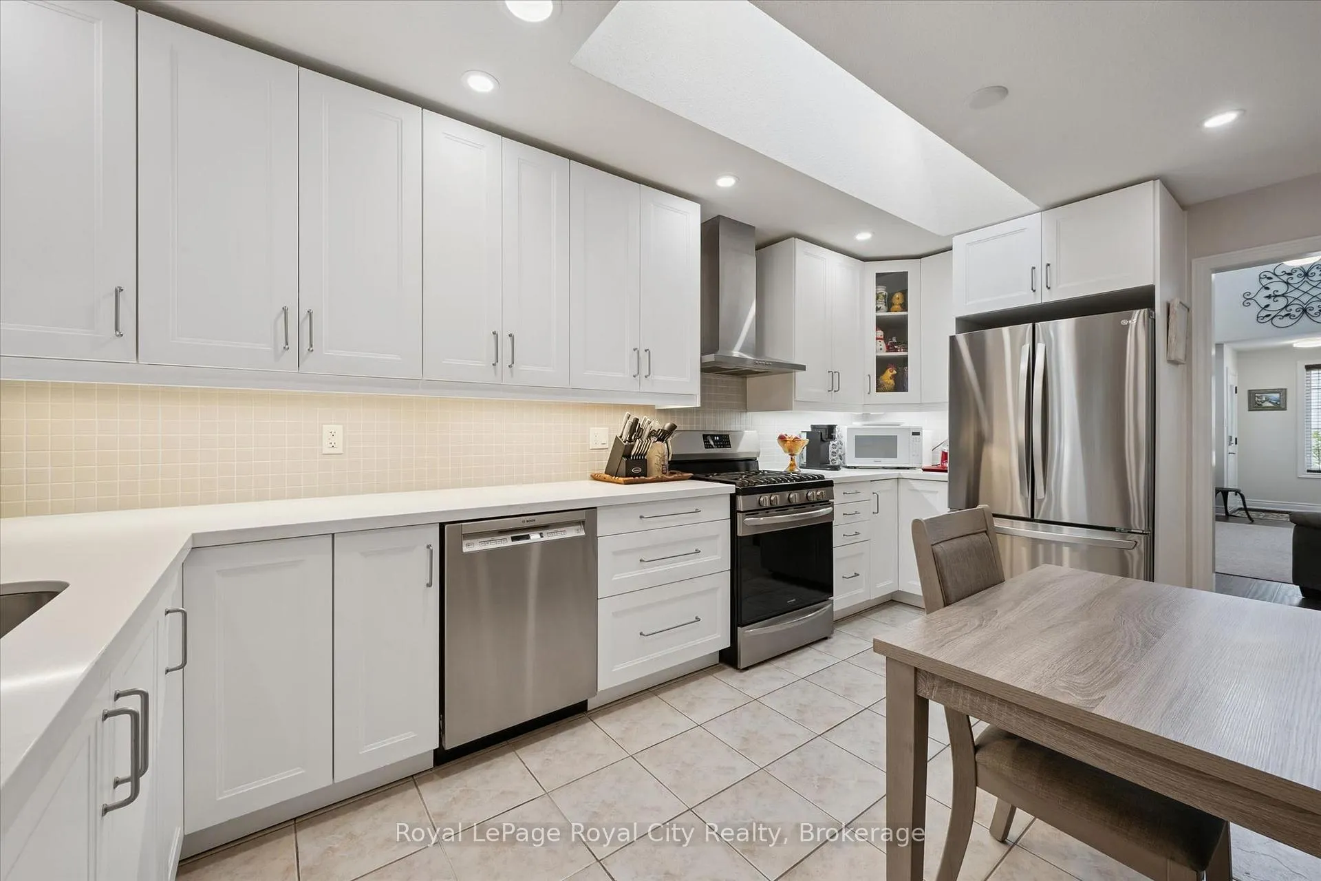 Photo 12 of 71 Doyle Drive, Guelph, Clairfields/Hanlon Business Park — HOMEH
