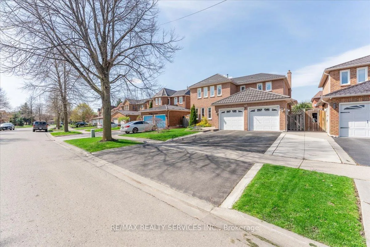 Photo 2 of 36 Brydon Crescent, Brampton, Northwood Park — HOMEH