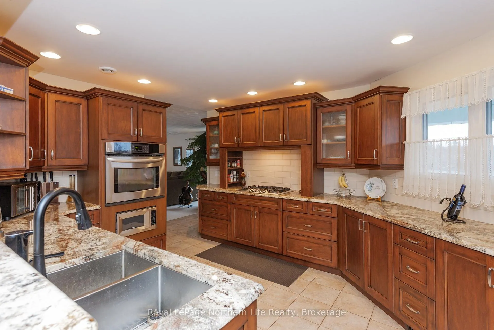 Photo 14 of 18 Killare Street, North Bay, Birchaven — HOMEH