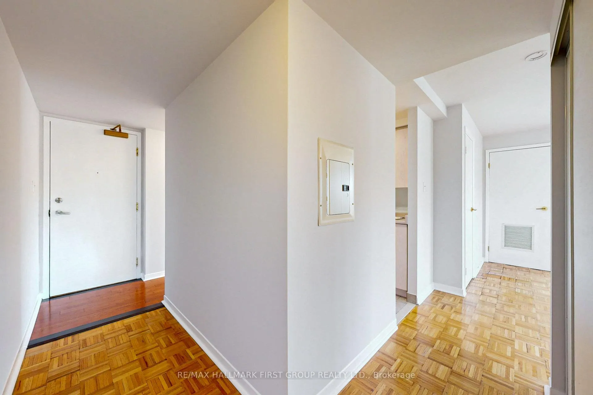 Photo 5 of Unit 304, 8 Oxford Street, Toronto, Kensington-Chinatown — HOMEH