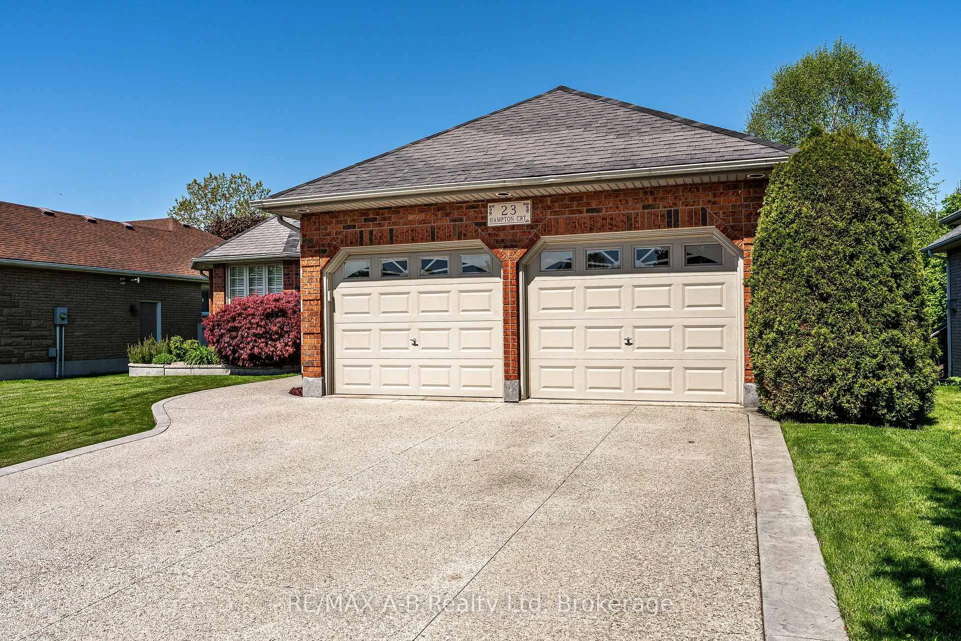 Photo 3 of 23 Hampton Court, Brant, South Dumfries — HOMEH