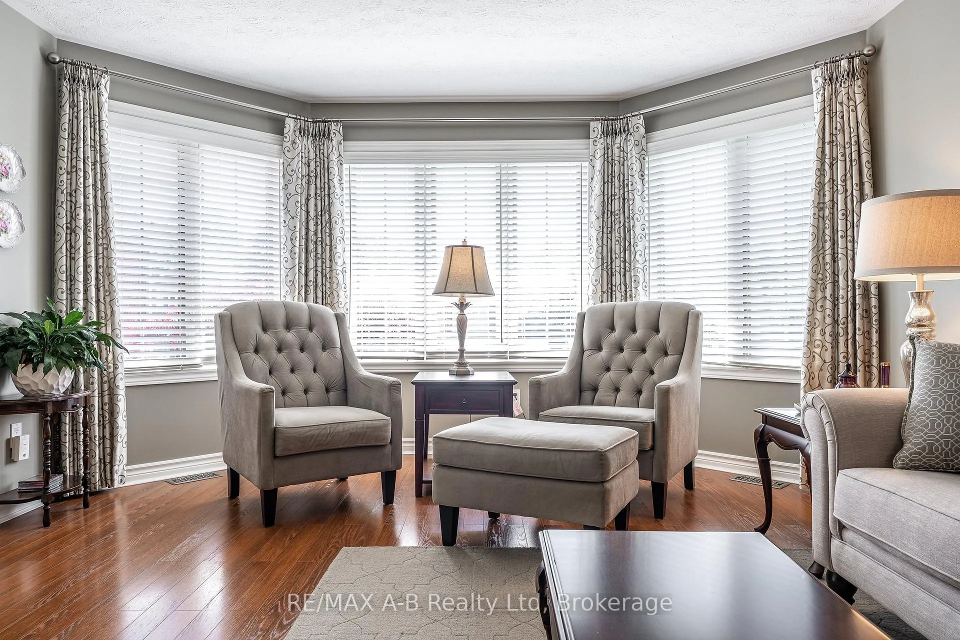 Photo 10 of 23 Hampton Court, Brant, South Dumfries — HOMEH