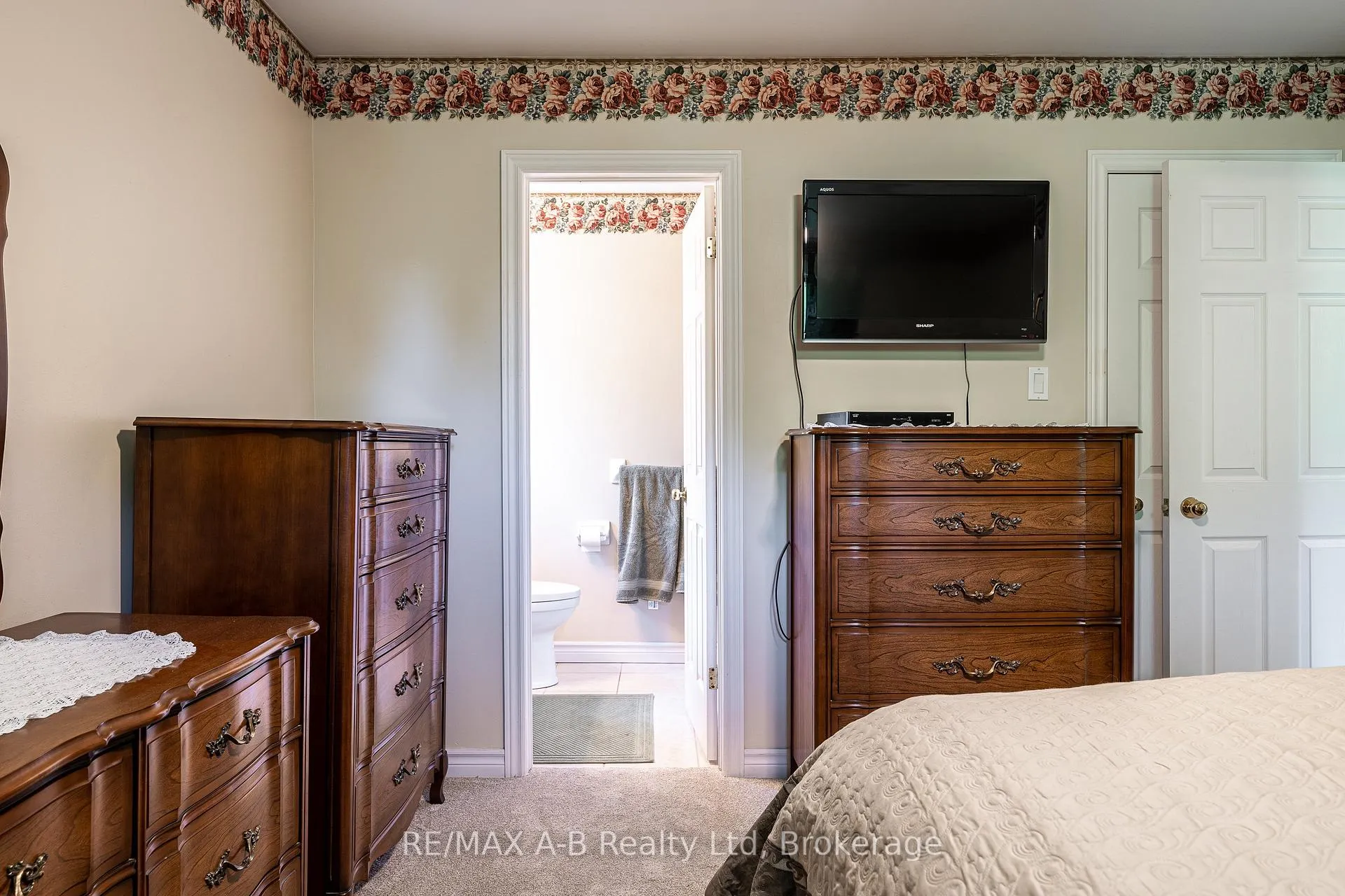 Photo 18 of 23 Hampton Court, Brant, South Dumfries — HOMEH