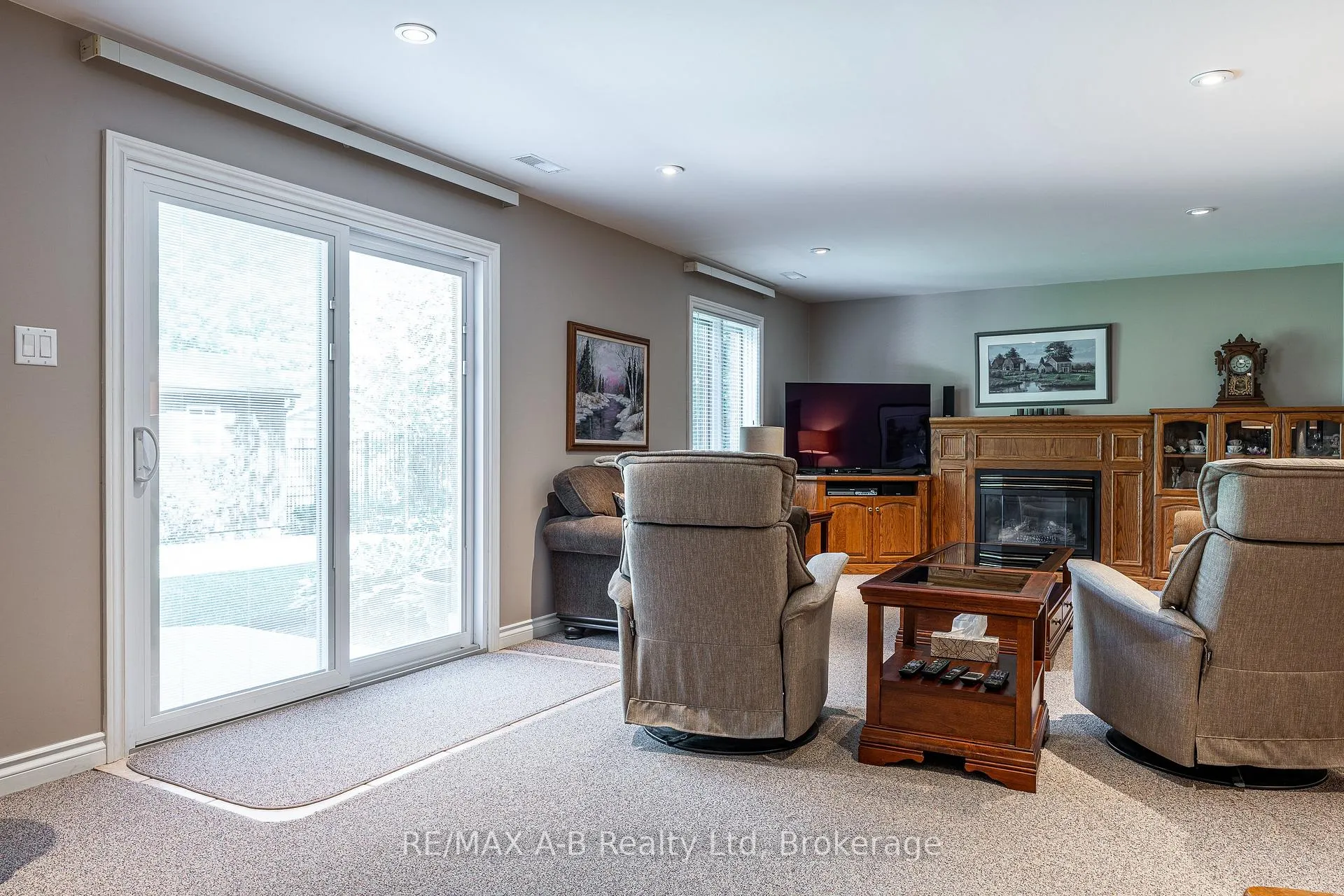 Photo 25 of 23 Hampton Court, Brant, South Dumfries — HOMEH