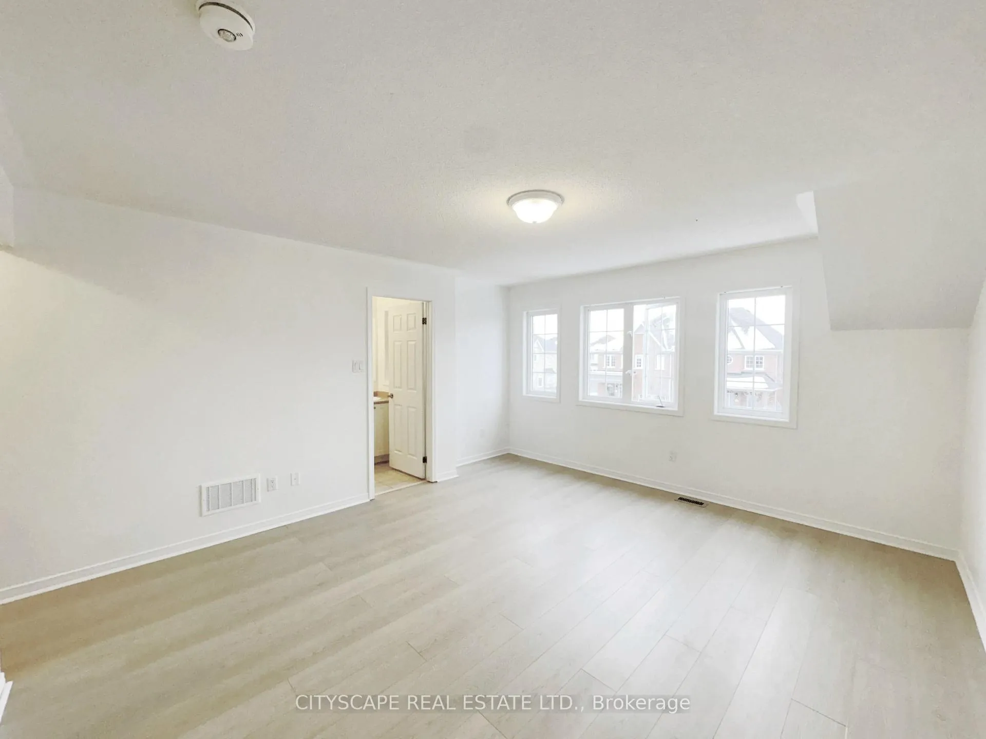 Photo 13 of 64 Honeyview Trail, Brampton, Bram East — HOMEH