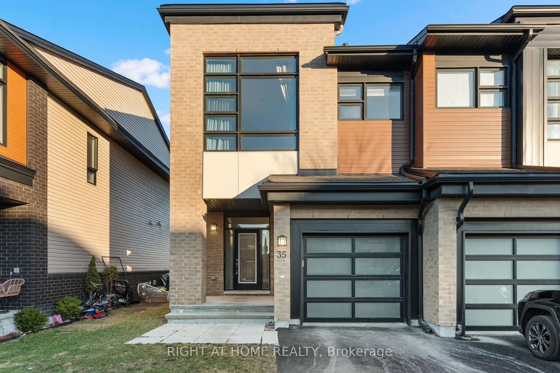 Photo 3 of 35 Plank Street, Ottawa, Kanata - Emerald Meadows/Trailwest — HOMEH