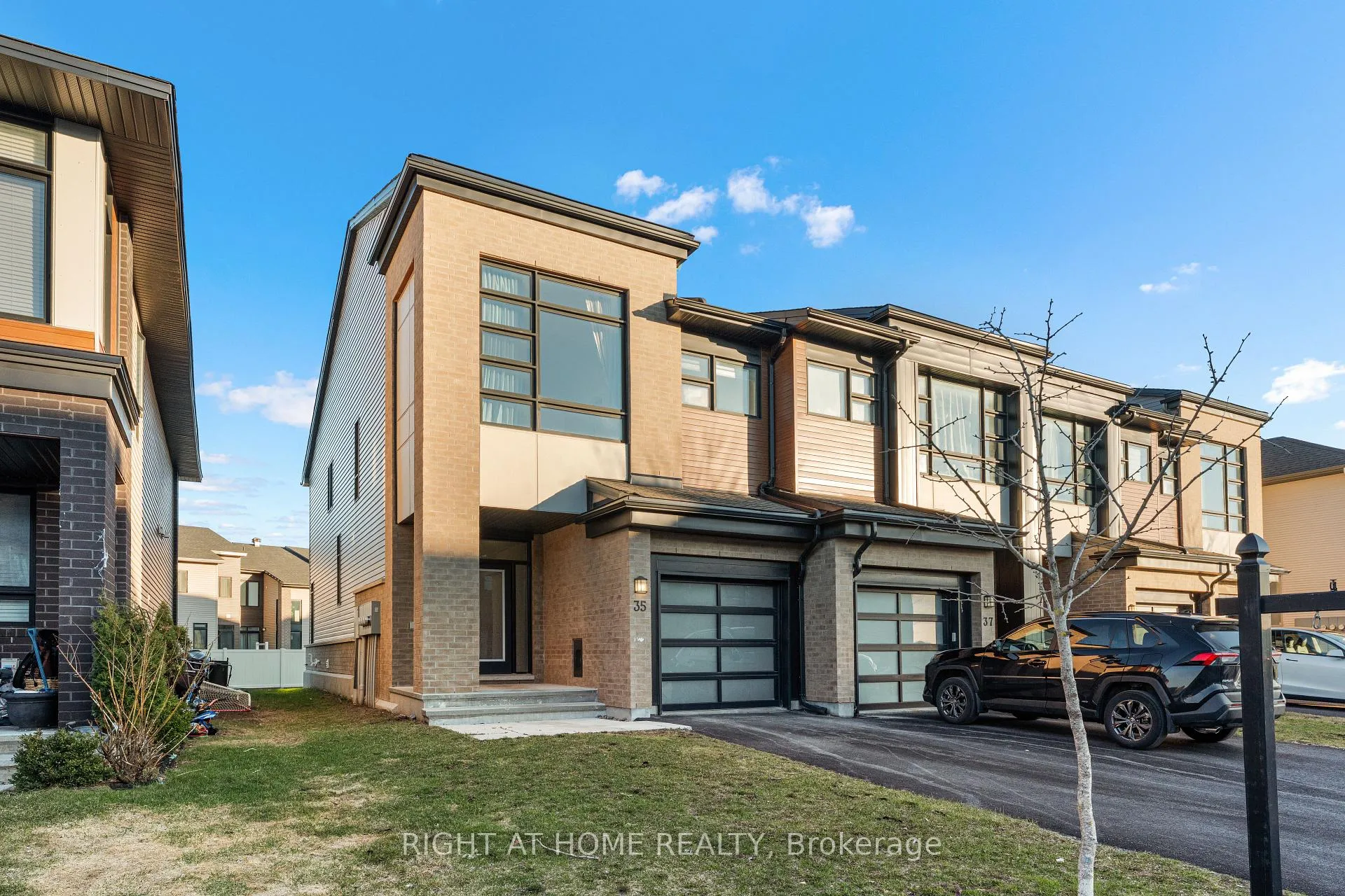 Photo 4 of 35 Plank Street, Ottawa, Kanata - Emerald Meadows/Trailwest — HOMEH