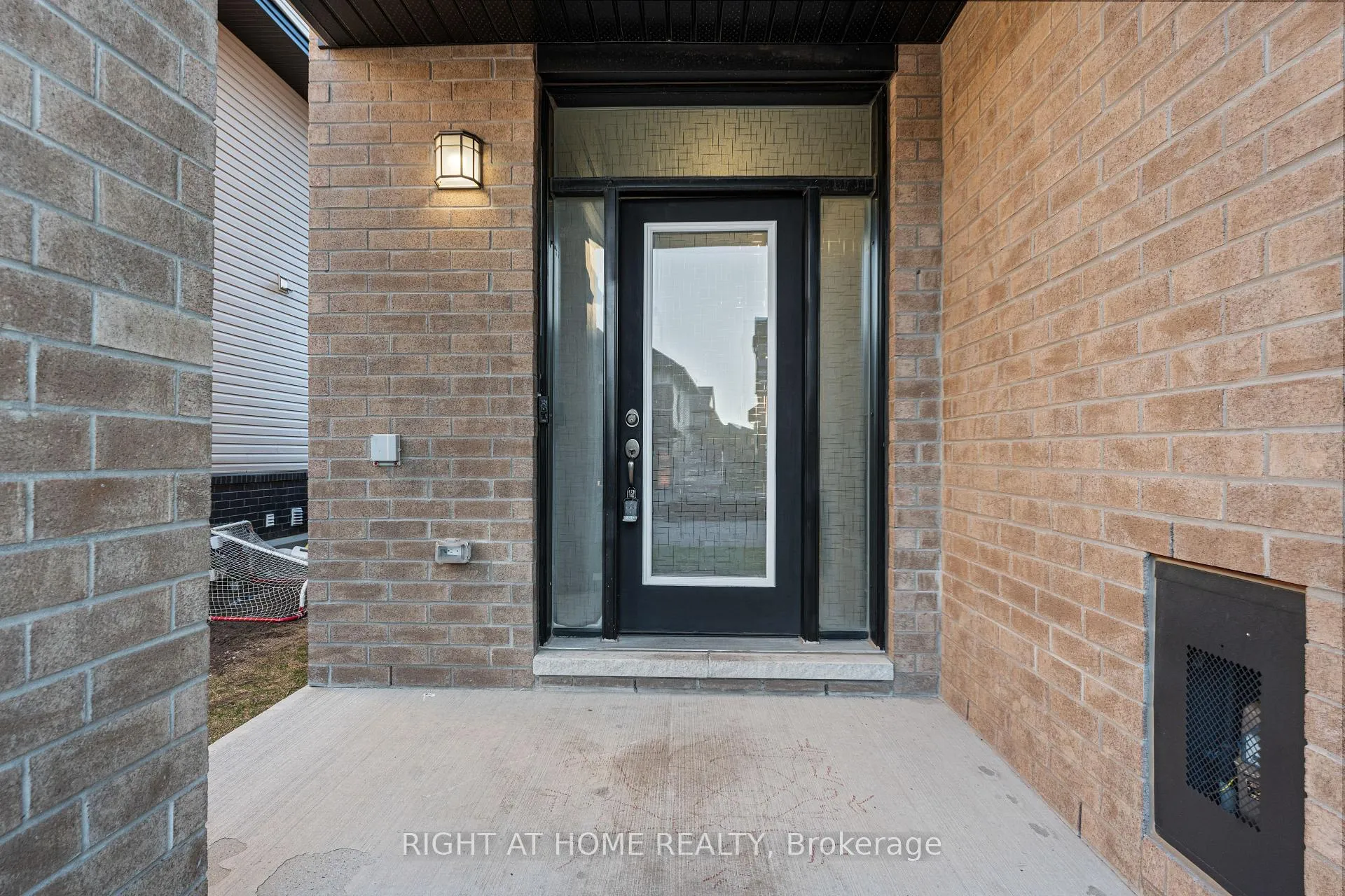 Photo 5 of 35 Plank Street, Ottawa, Kanata - Emerald Meadows/Trailwest — HOMEH