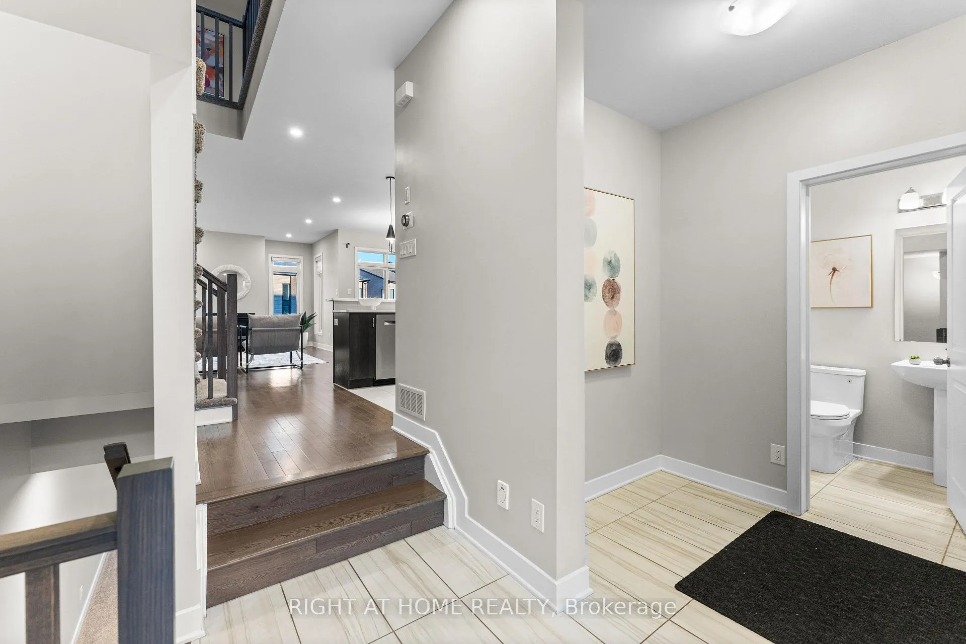 Photo 7 of 35 Plank Street, Ottawa, Kanata - Emerald Meadows/Trailwest — HOMEH