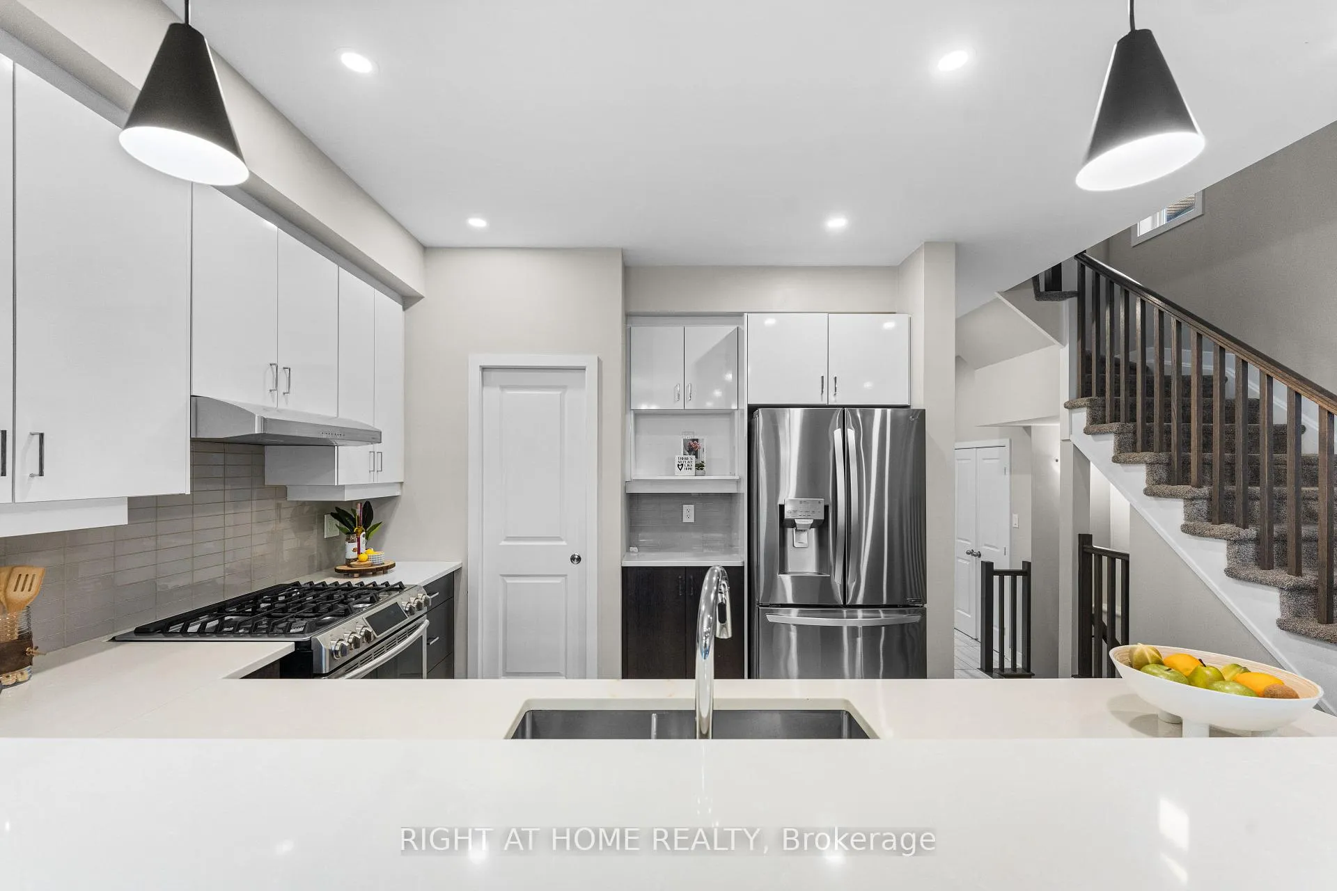Photo 13 of 35 Plank Street, Ottawa, Kanata - Emerald Meadows/Trailwest — HOMEH