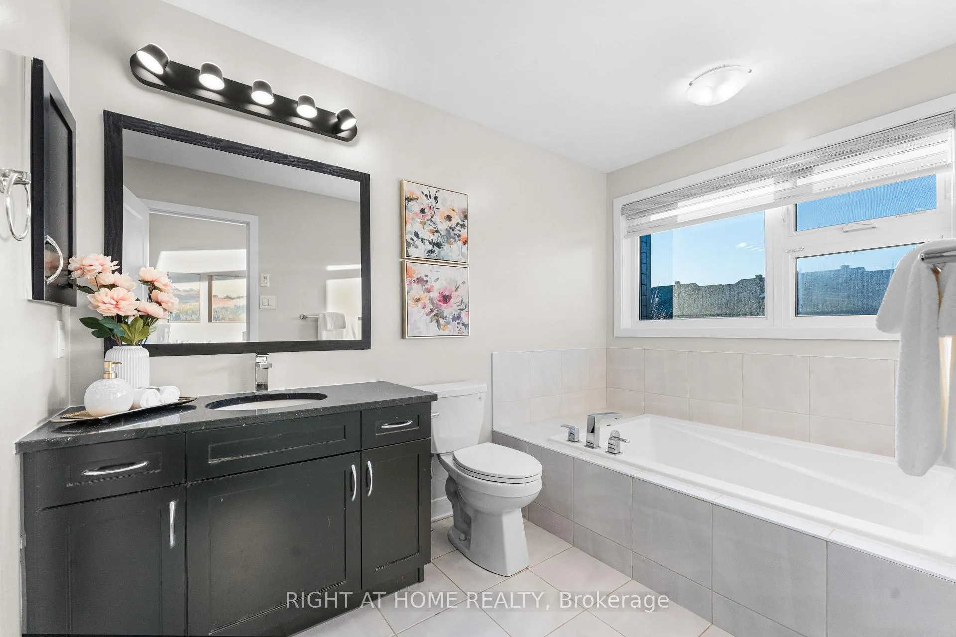 Photo 16 of 35 Plank Street, Ottawa, Kanata - Emerald Meadows/Trailwest — HOMEH
