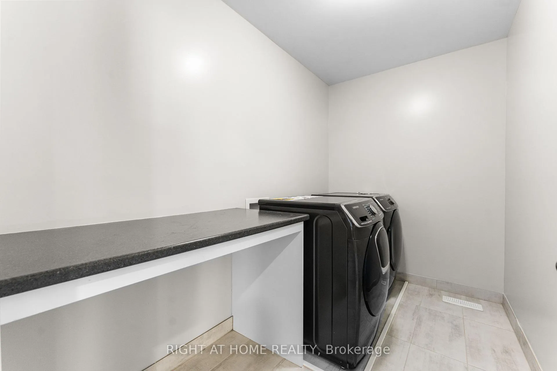 Photo 18 of 35 Plank Street, Ottawa, Kanata - Emerald Meadows/Trailwest — HOMEH