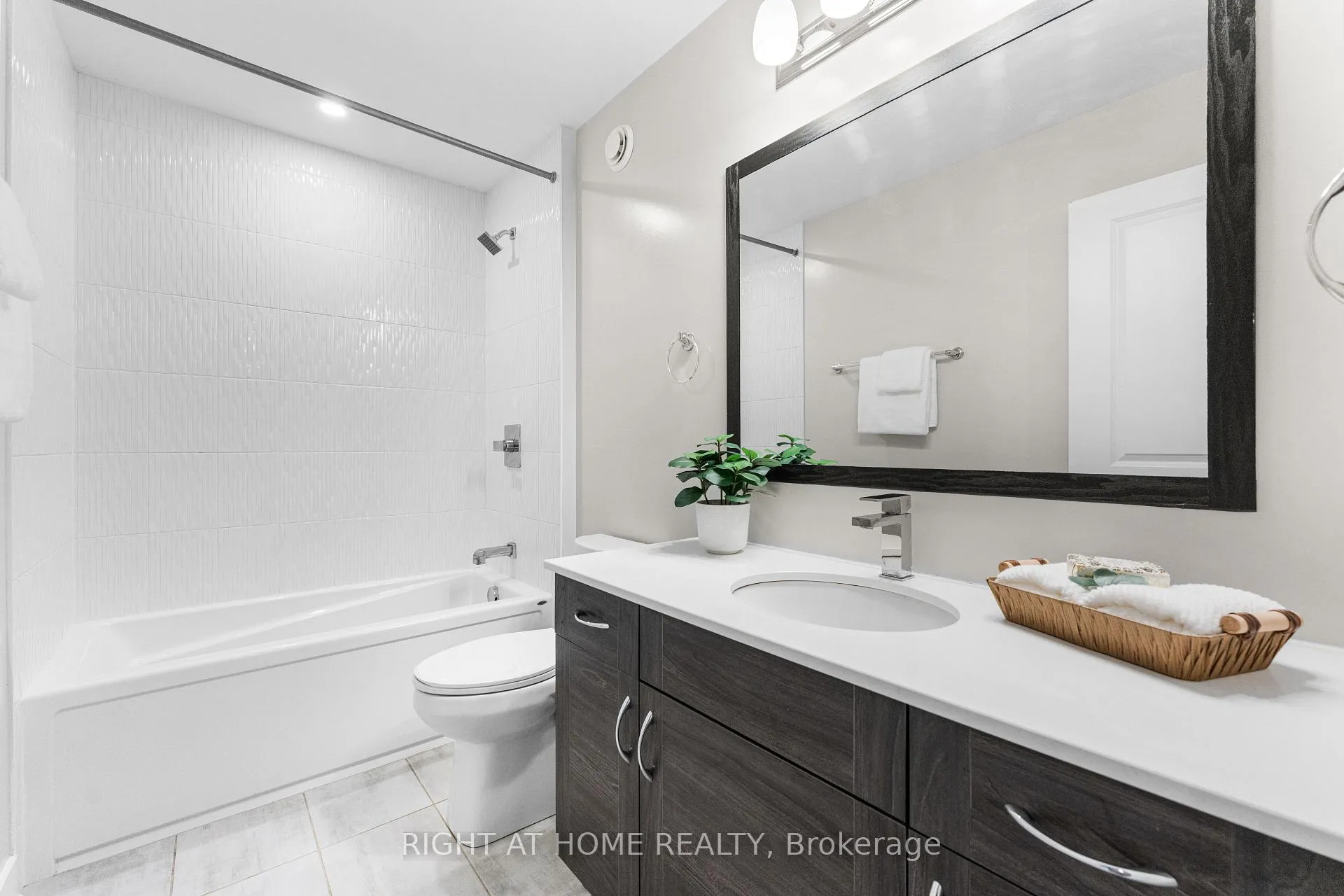 Photo 19 of 35 Plank Street, Ottawa, Kanata - Emerald Meadows/Trailwest — HOMEH