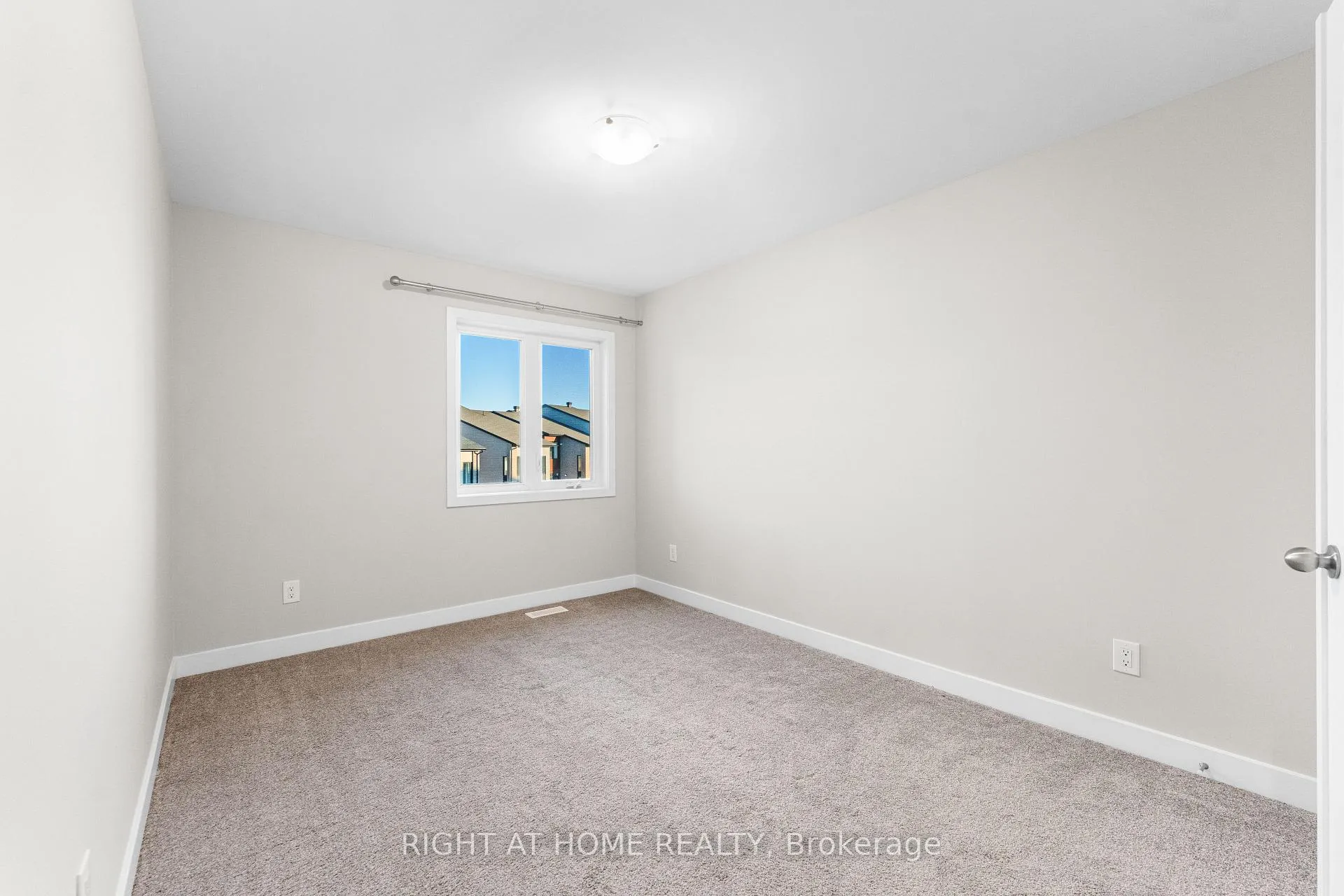 Photo 20 of 35 Plank Street, Ottawa, Kanata - Emerald Meadows/Trailwest — HOMEH