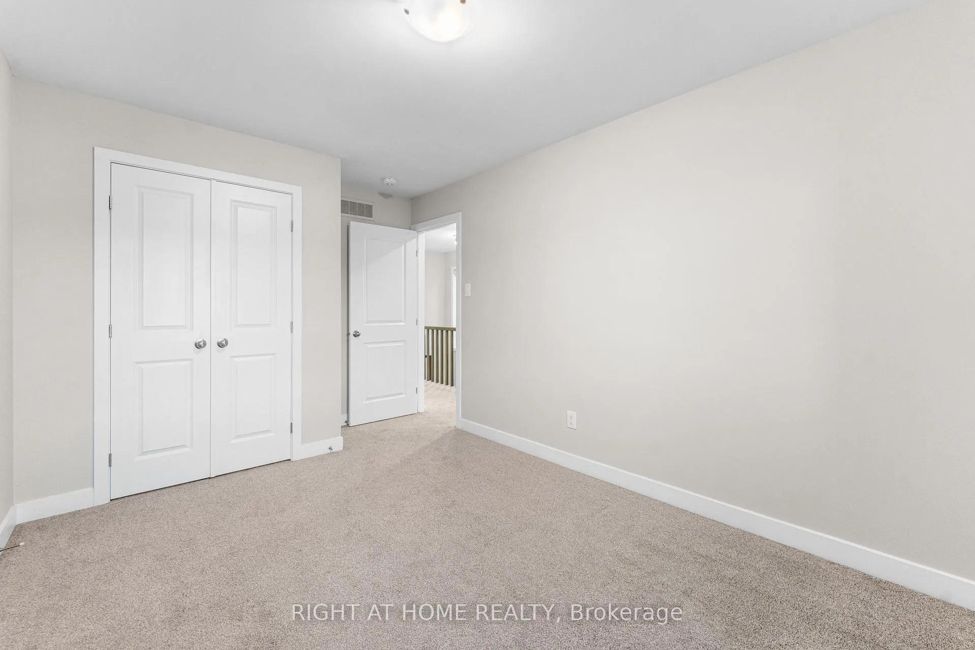 Photo 21 of 35 Plank Street, Ottawa, Kanata - Emerald Meadows/Trailwest — HOMEH