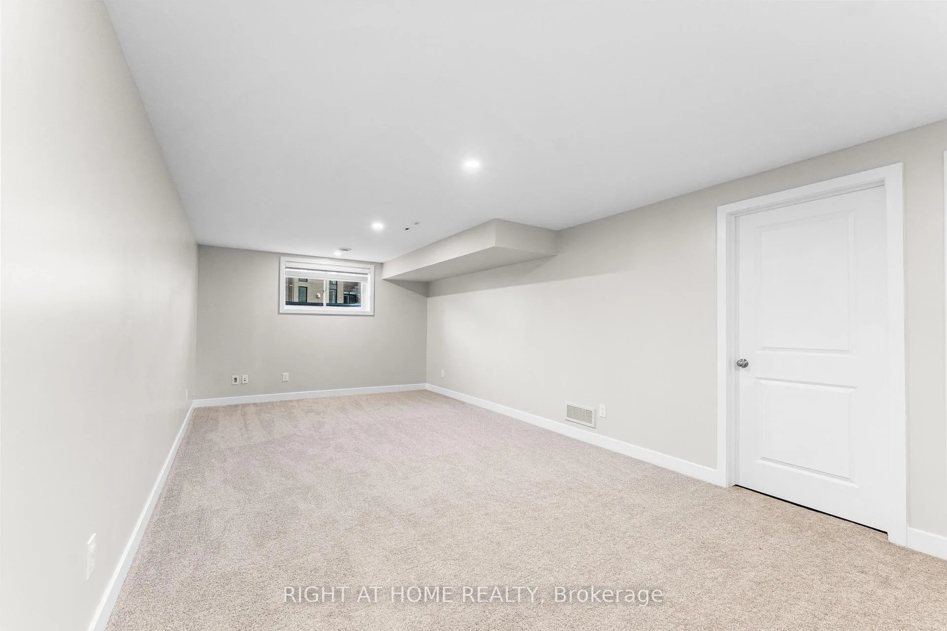 Photo 24 of 35 Plank Street, Ottawa, Kanata - Emerald Meadows/Trailwest — HOMEH