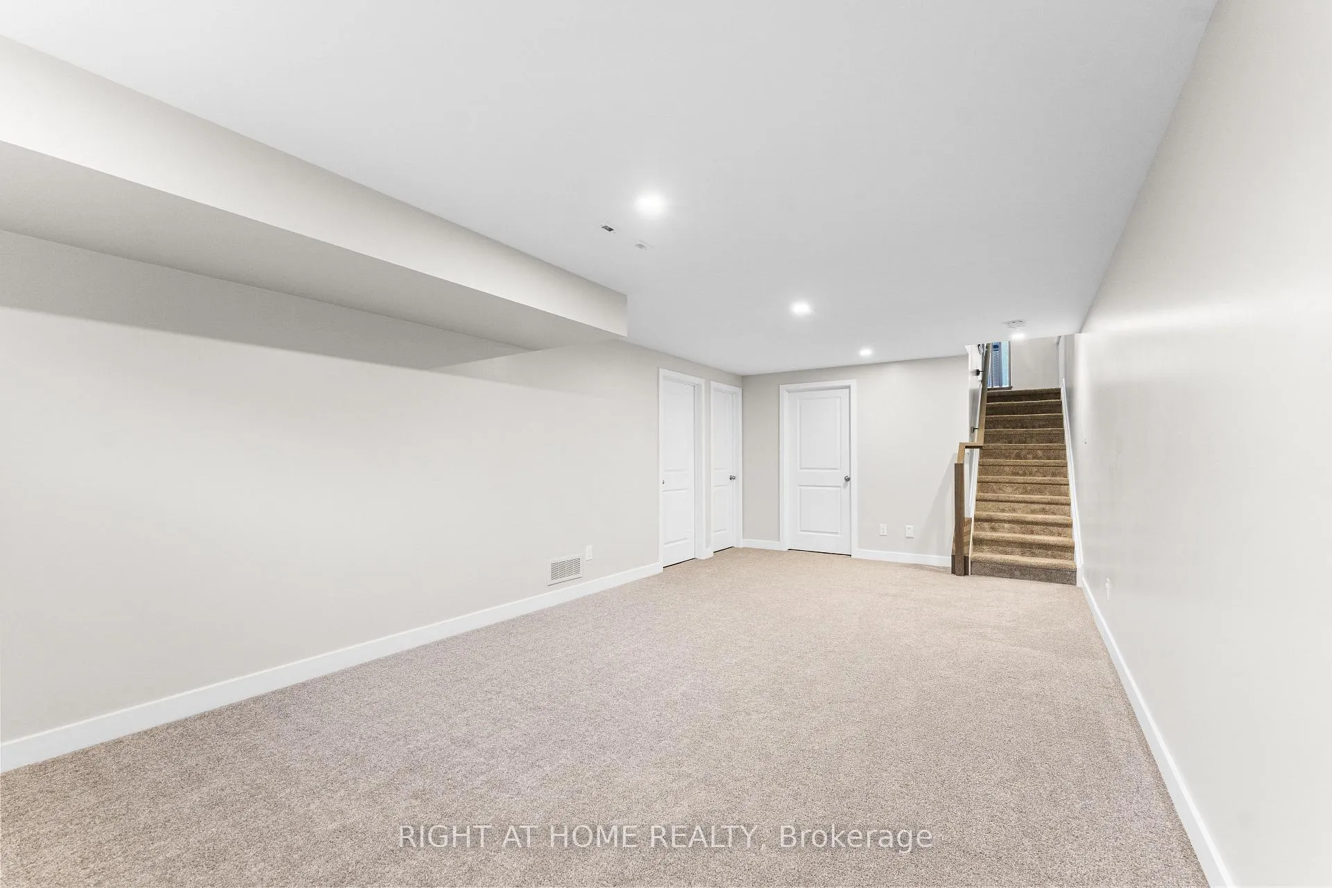 Photo 25 of 35 Plank Street, Ottawa, Kanata - Emerald Meadows/Trailwest — HOMEH