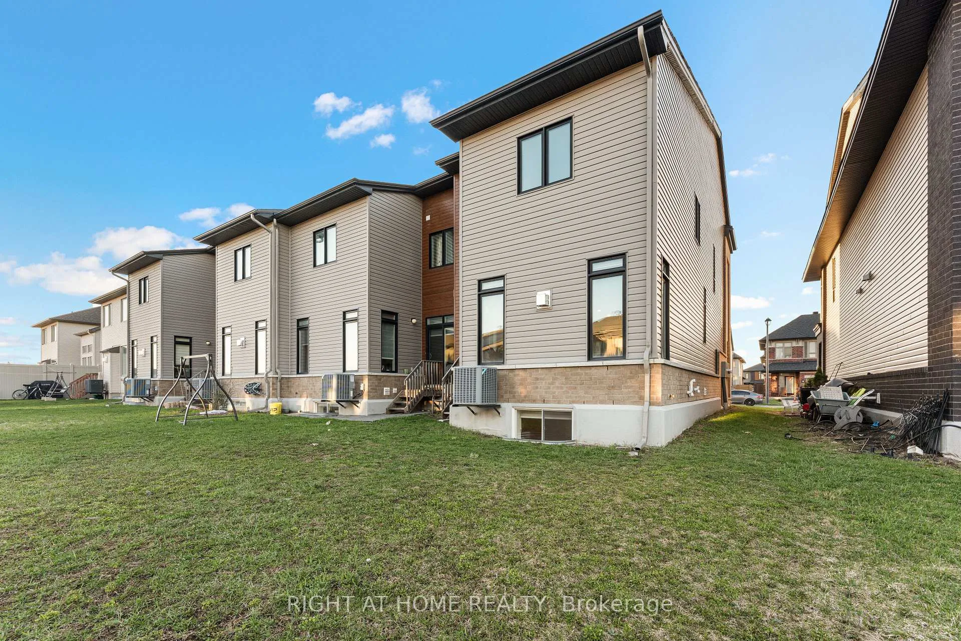 Photo 27 of 35 Plank Street, Ottawa, Kanata - Emerald Meadows/Trailwest — HOMEH